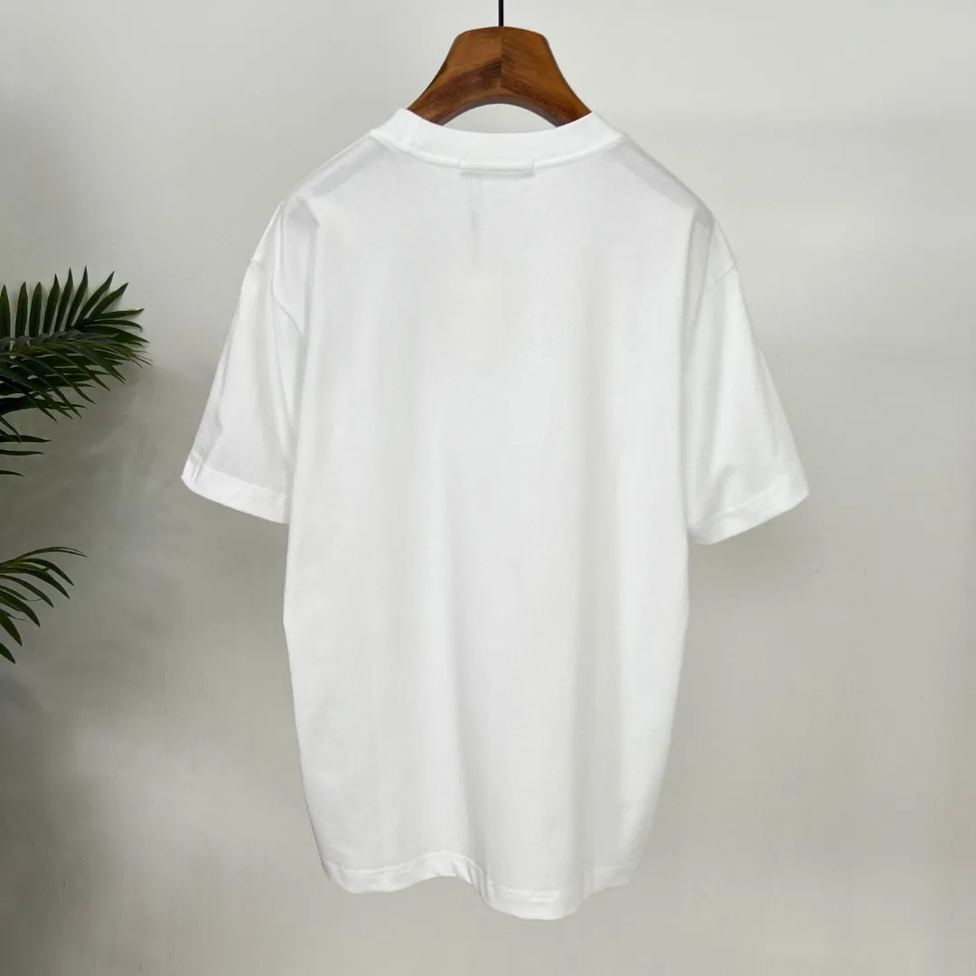 P150 Moncler 25s new Salona T-shirt. Basic model recommended! Customized branded hat with three-dimensional heat transfer design on the chest. Clean, refreshing, simple and elegant. Recommended item for any age [Fireworks] regular version! Custom-made 250g Salona fabric, the surface is skin-friendly and smooth, and the body is as comfortable as a baby! Color: Black. White. Size: s-xxl (L is recommended for 175/140 pounds)