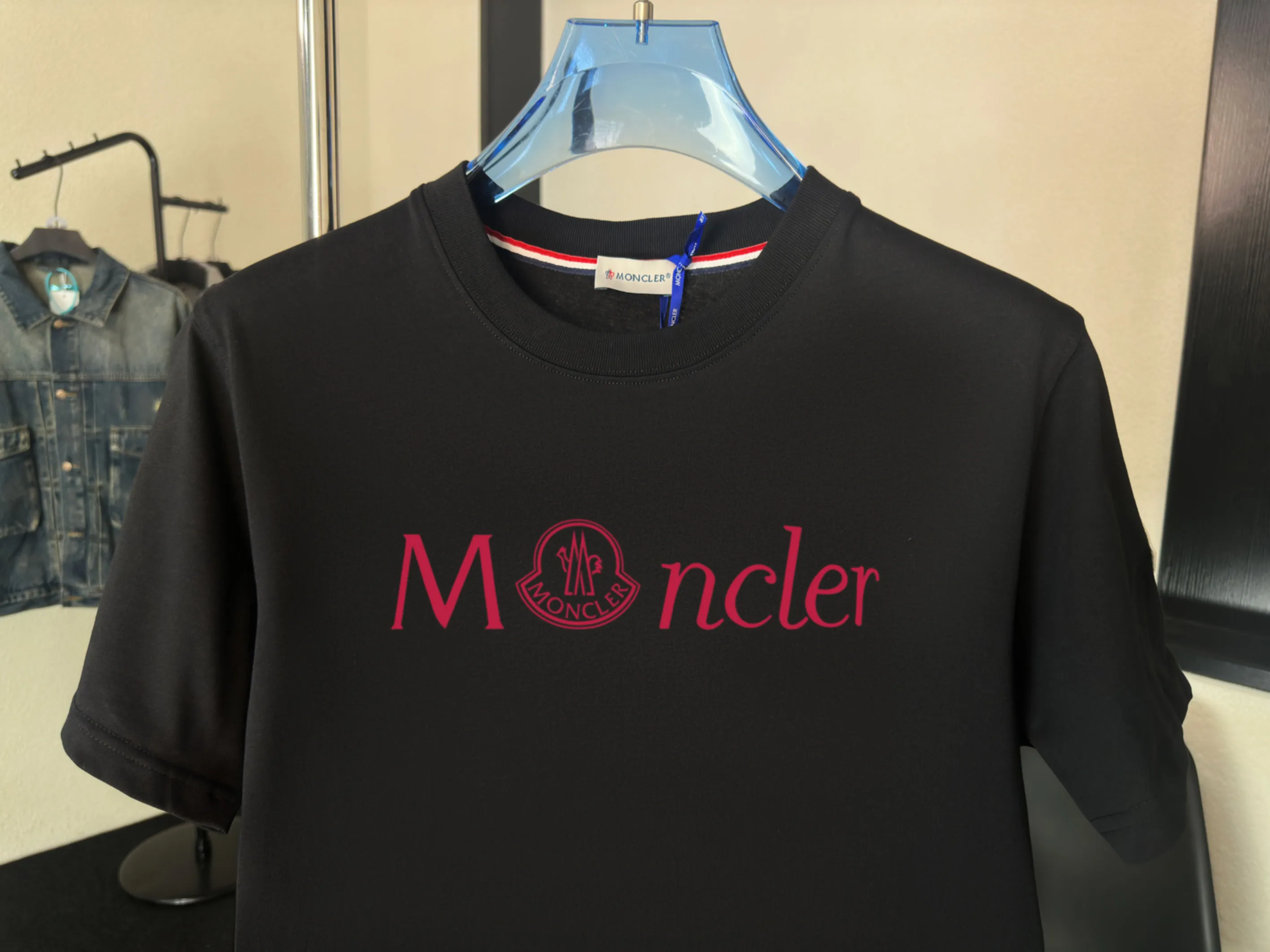 P140 Upgraded version "Mobile phone smart sensor ~ NFC chip armband ~ Direct access to the official website for anti-counterfeiting" "Moncler ~ Mouth Mouth" 2025 new high-quality round neck short-sleeved T-shirt. The cuffs have imported embroidered labels. Customized dyeing, very comfortable to touch. Super versatile and good-looking short-sleeved. Complete with three labels. Non-market ordinary version. Feel free to compare. Quality is absolutely guaranteed! ‼ First of all, this original fabric is all custom-woven with 32-count double yarn fabric, 250G, and the weight is the same‼ Fine workmanship, double waistcoat method, double waistcoat method, double waistcoat method makes the whole dress more three-dimensional, which is not a craft that ordinary T-shirts can achieve🤪 Size: S-M-L-XL-2XL Color: black, white, apricot, same style for men and women