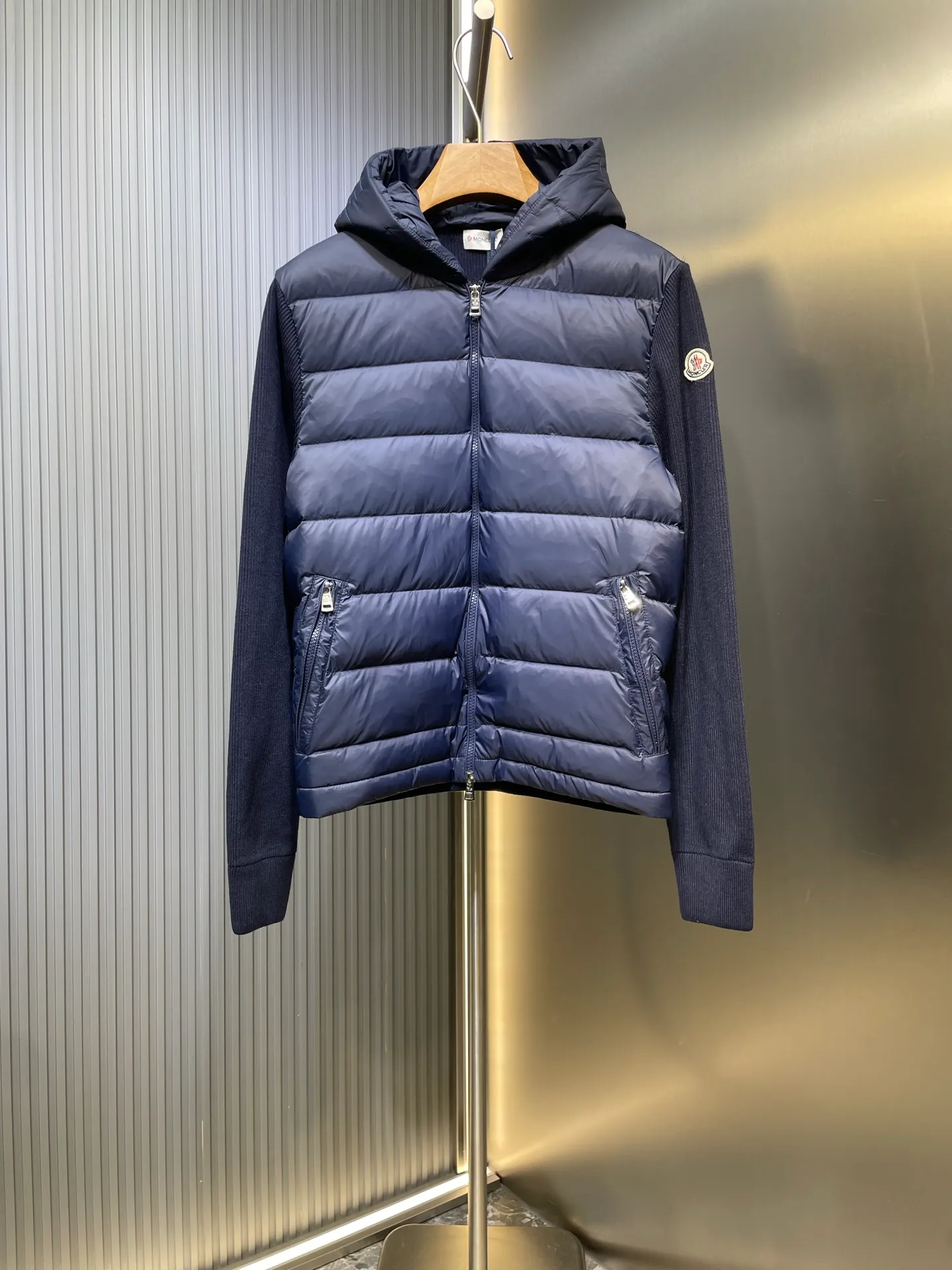 P690 MONCLER 🌟25FW new autumn and winter product Men's padded wool zipper hood This wool hood is equipped with a padded down front and is a practical item suitable for many seasons. This hood features a quilted logo, highlighting the brand's heritage. Designed in a lightweight knit, it's a practical addition to your versatile wardrobe and can be easily worn in milder weather. Made of wool Longue saison lining Longue saison front, filled with down Rib knit 12 gauge Thin soft hood Zip closure Pockets Logo quilting Logo patch Size: s-xxl