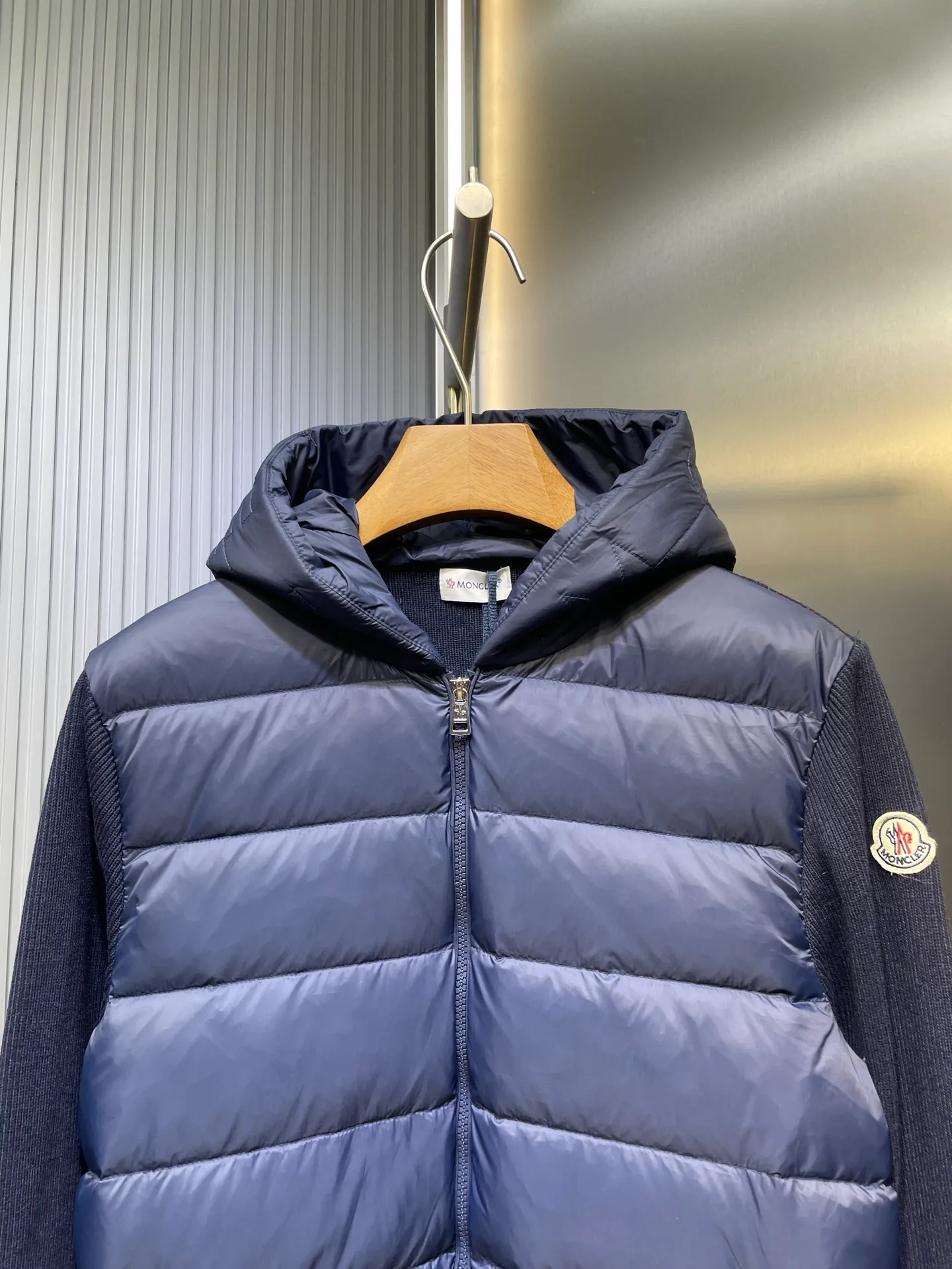 P690 MONCLER 🌟25FW new autumn and winter product Men's padded wool zipper hood This wool hood is equipped with a padded down front and is a practical item suitable for many seasons. This hood features a quilted logo, highlighting the brand's heritage. Designed in a lightweight knit, it's a practical addition to your versatile wardrobe and can be easily worn in milder weather. Made of wool Longue saison lining Longue saison front, filled with down Rib knit 12 gauge Thin soft hood Zip closure Pockets Logo quilting Logo patch Size: s-xxl