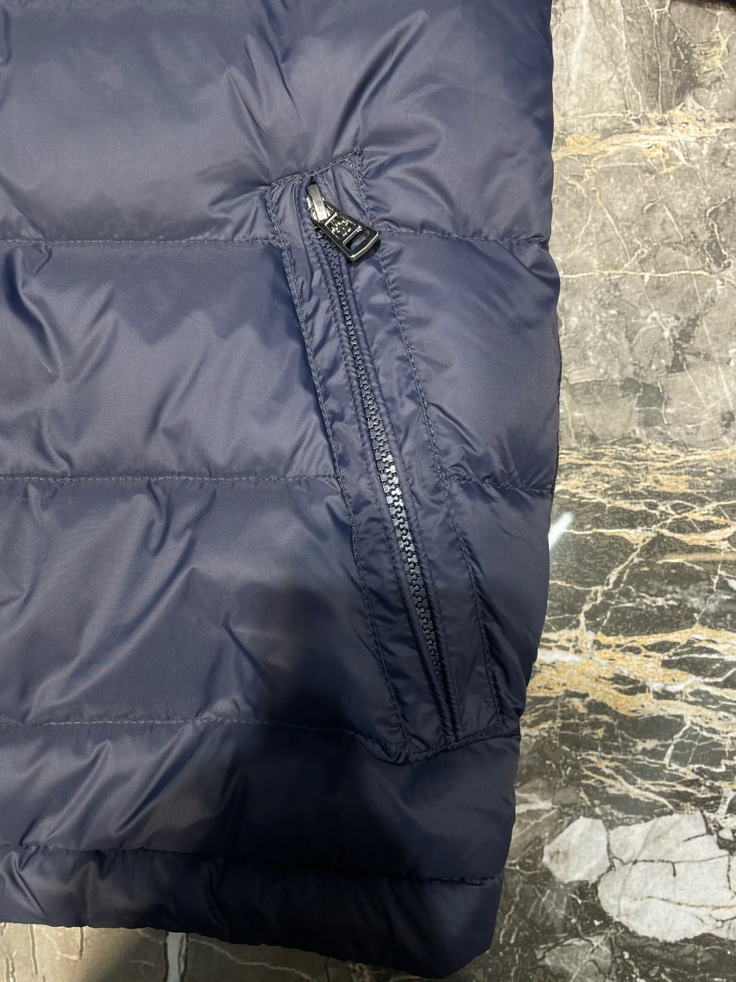 P690 MONCLER 🌟25FW new autumn and winter product Men's padded wool zipper hood This wool hood is equipped with a padded down front and is a practical item suitable for many seasons. This hood features a quilted logo, highlighting the brand's heritage. Designed in a lightweight knit, it's a practical addition to your versatile wardrobe and can be easily worn in milder weather. Made of wool Longue saison lining Longue saison front, filled with down Rib knit 12 gauge Thin soft hood Zip closure Pockets Logo quilting Logo patch Size: s-xxl
