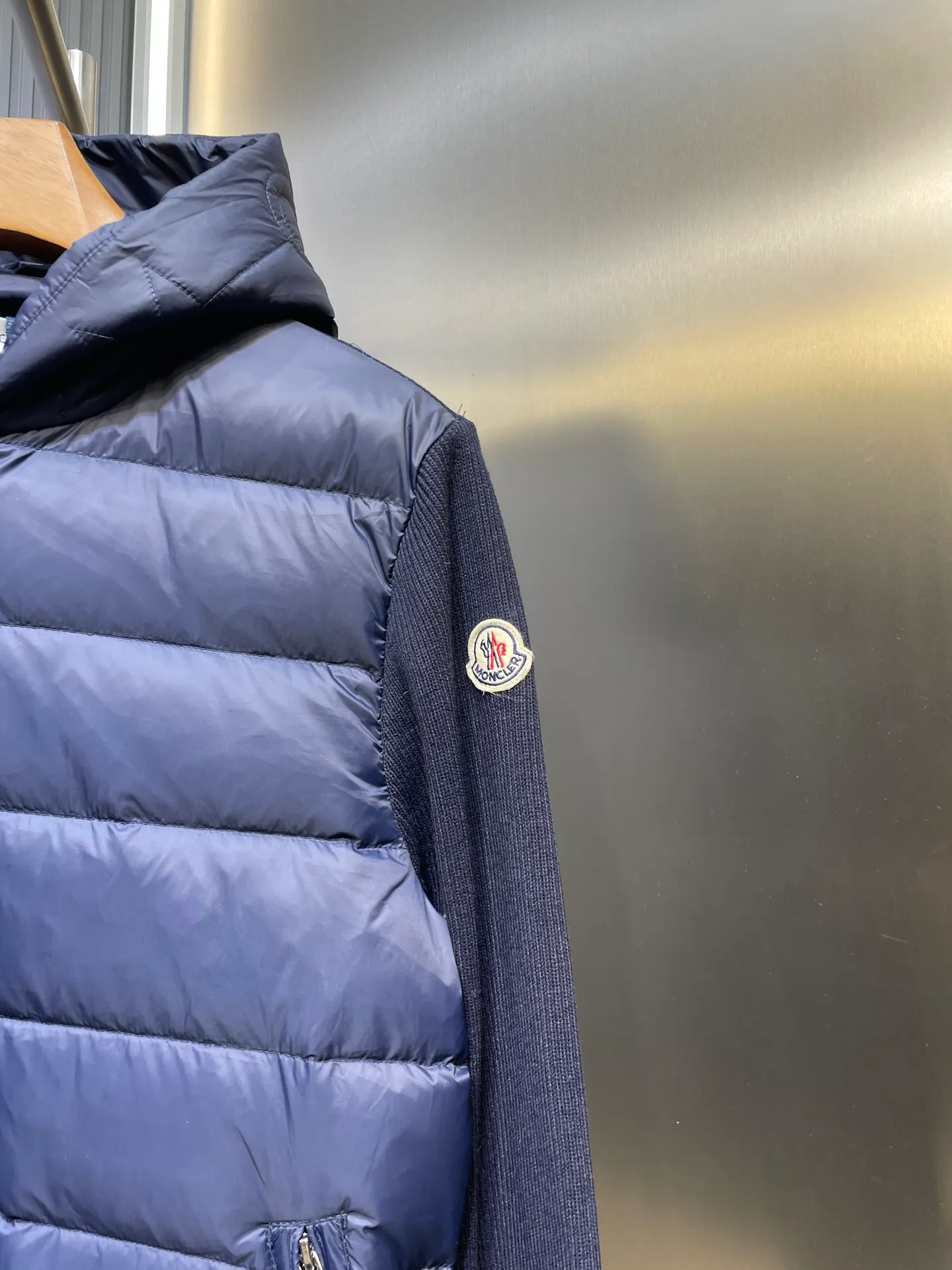 P690 MONCLER 🌟25FW new autumn and winter product Men's padded wool zipper hood This wool hood is equipped with a padded down front and is a practical item suitable for many seasons. This hood features a quilted logo, highlighting the brand's heritage. Designed in a lightweight knit, it's a practical addition to your versatile wardrobe and can be easily worn in milder weather. Made of wool Longue saison lining Longue saison front, filled with down Rib knit 12 gauge Thin soft hood Zip closure Pockets Logo quilting Logo patch Size: s-xxl