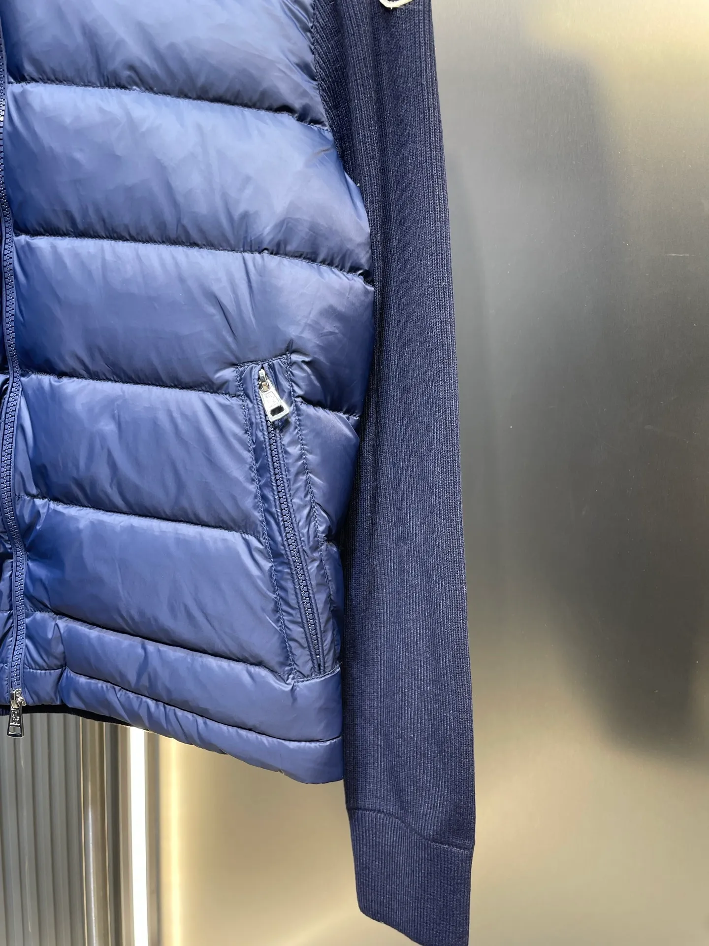 P690 MONCLER 🌟25FW new autumn and winter product Men's padded wool zipper hood This wool hood is equipped with a padded down front and is a practical item suitable for many seasons. This hood features a quilted logo, highlighting the brand's heritage. Designed in a lightweight knit, it's a practical addition to your versatile wardrobe and can be easily worn in milder weather. Made of wool Longue saison lining Longue saison front, filled with down Rib knit 12 gauge Thin soft hood Zip closure Pockets Logo quilting Logo patch Size: s-xxl