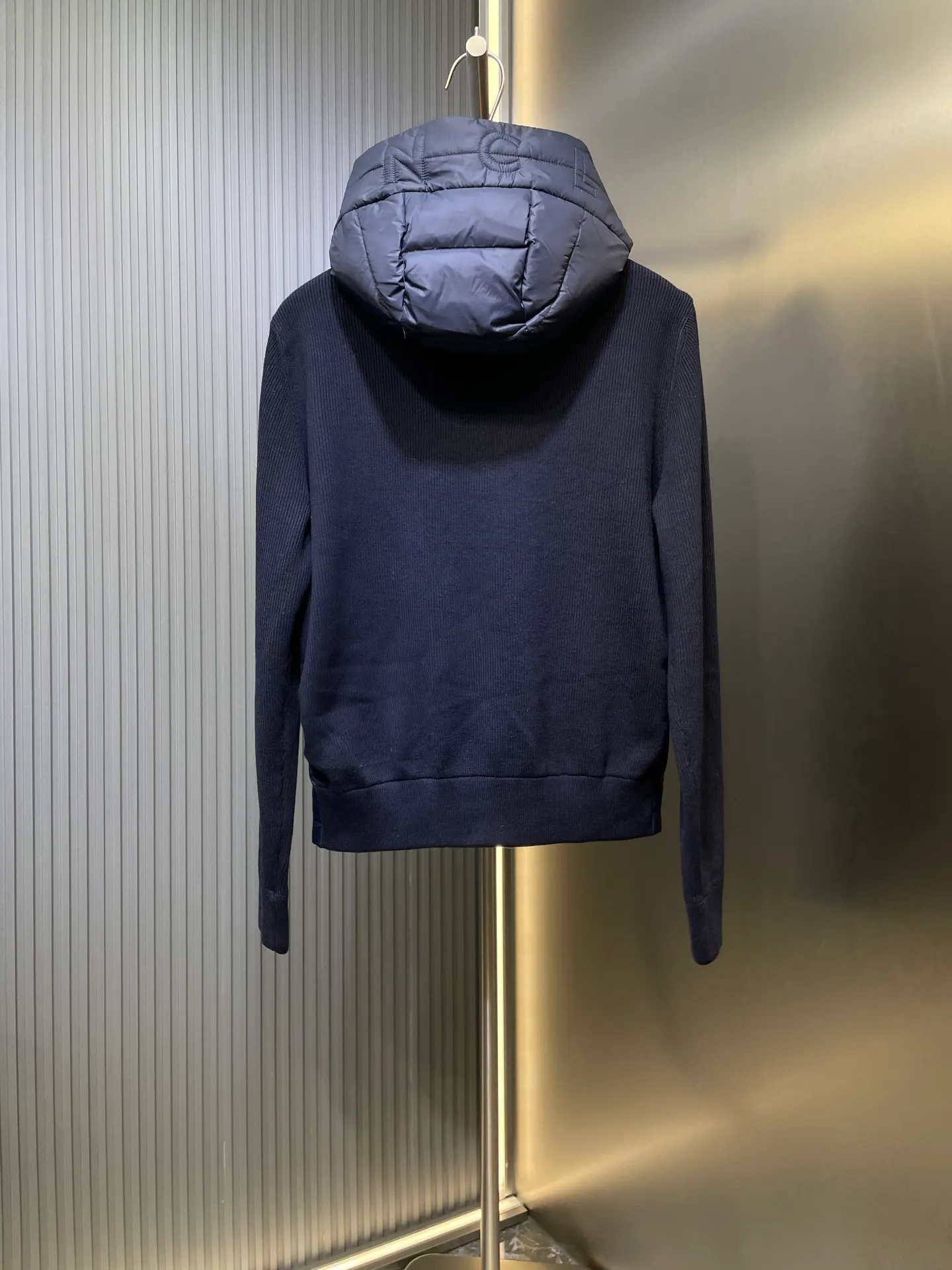 P690 MONCLER 🌟25FW new autumn and winter product Men's padded wool zipper hood This wool hood is equipped with a padded down front and is a practical item suitable for many seasons. This hood features a quilted logo, highlighting the brand's heritage. Designed in a lightweight knit, it's a practical addition to your versatile wardrobe and can be easily worn in milder weather. Made of wool Longue saison lining Longue saison front, filled with down Rib knit 12 gauge Thin soft hood Zip closure Pockets Logo quilting Logo patch Size: s-xxl