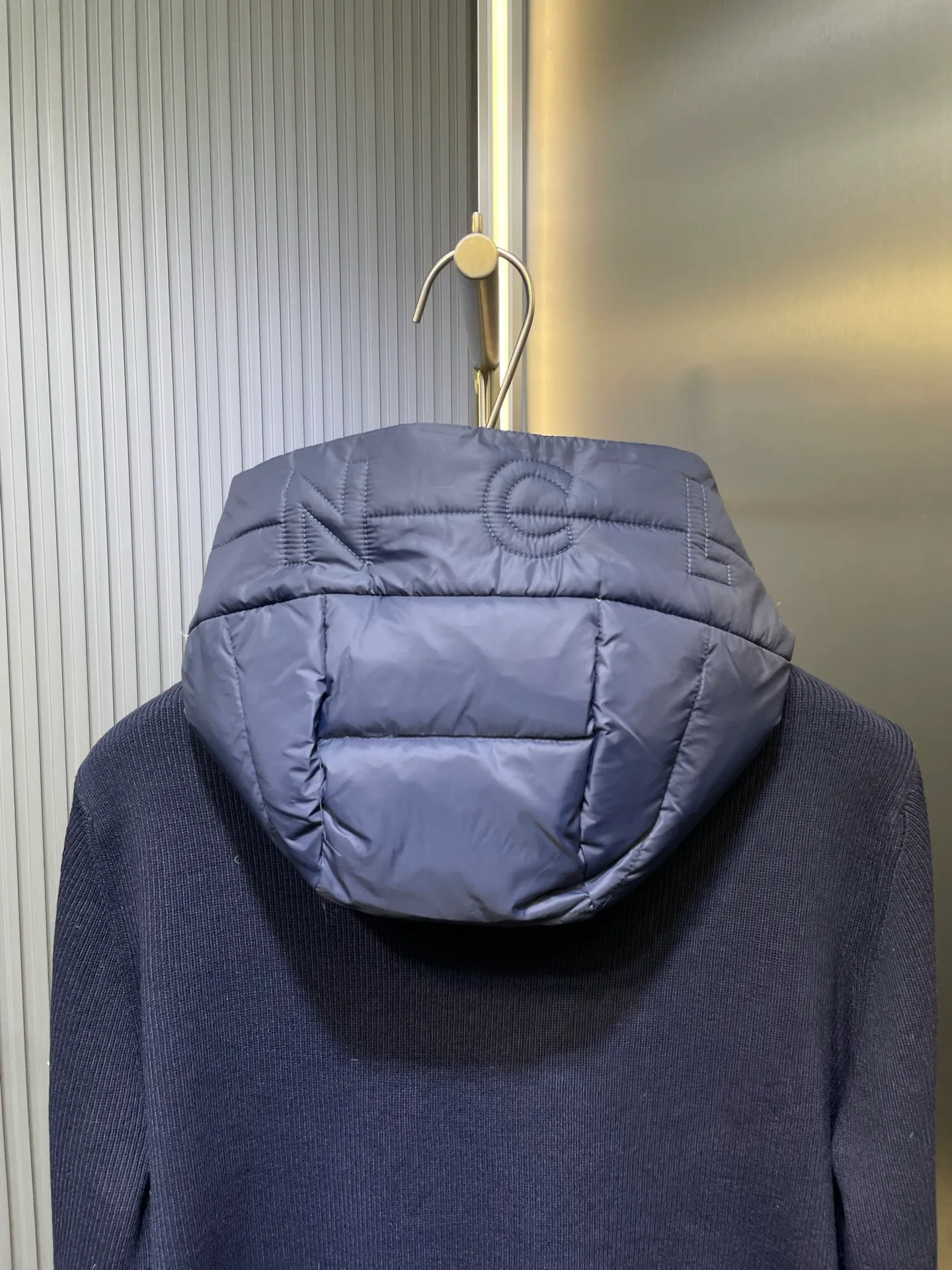 P690 MONCLER 🌟25FW new autumn and winter product Men's padded wool zipper hood This wool hood is equipped with a padded down front and is a practical item suitable for many seasons. This hood features a quilted logo, highlighting the brand's heritage. Designed in a lightweight knit, it's a practical addition to your versatile wardrobe and can be easily worn in milder weather. Made of wool Longue saison lining Longue saison front, filled with down Rib knit 12 gauge Thin soft hood Zip closure Pockets Logo quilting Logo patch Size: s-xxl