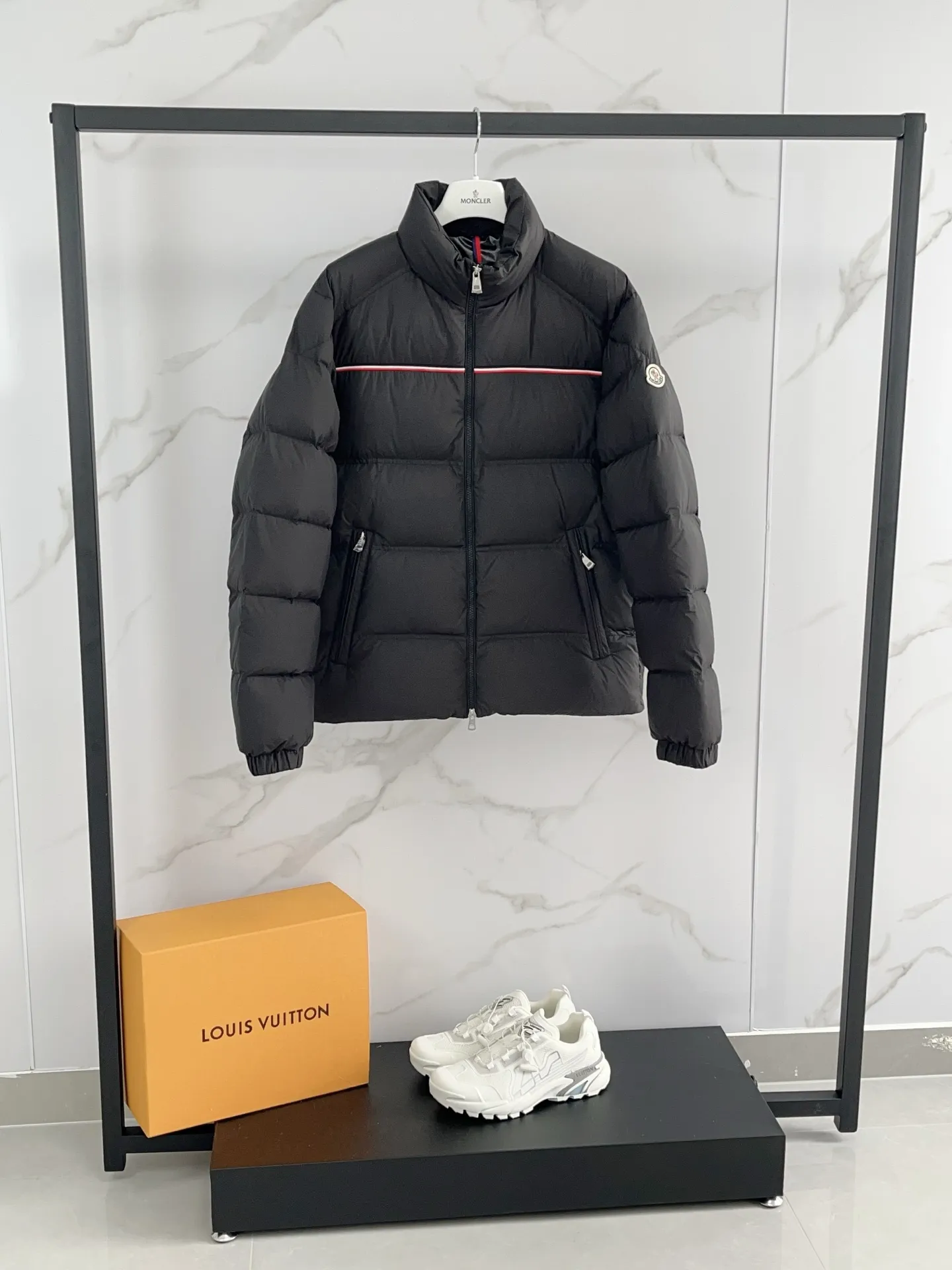 P960 2025 Moncler Bouvaque short zipper stand collar long-sleeved jacket, the stand collar design is simple and elegant, the red and black stripe decoration on the chest adds a sense of fashion, and the full down filling ensures excellent warmth retention. Filled with 90% white duck down, top quality, classic tailoring. The upper body has a full street feel; all the latest version of the hardware and accessories are custom molded to restore the original shape, the upper body has an excellent silhouette, and all three standards are complete! GW is new at the same time Color: White Black Number of yards: 1-5