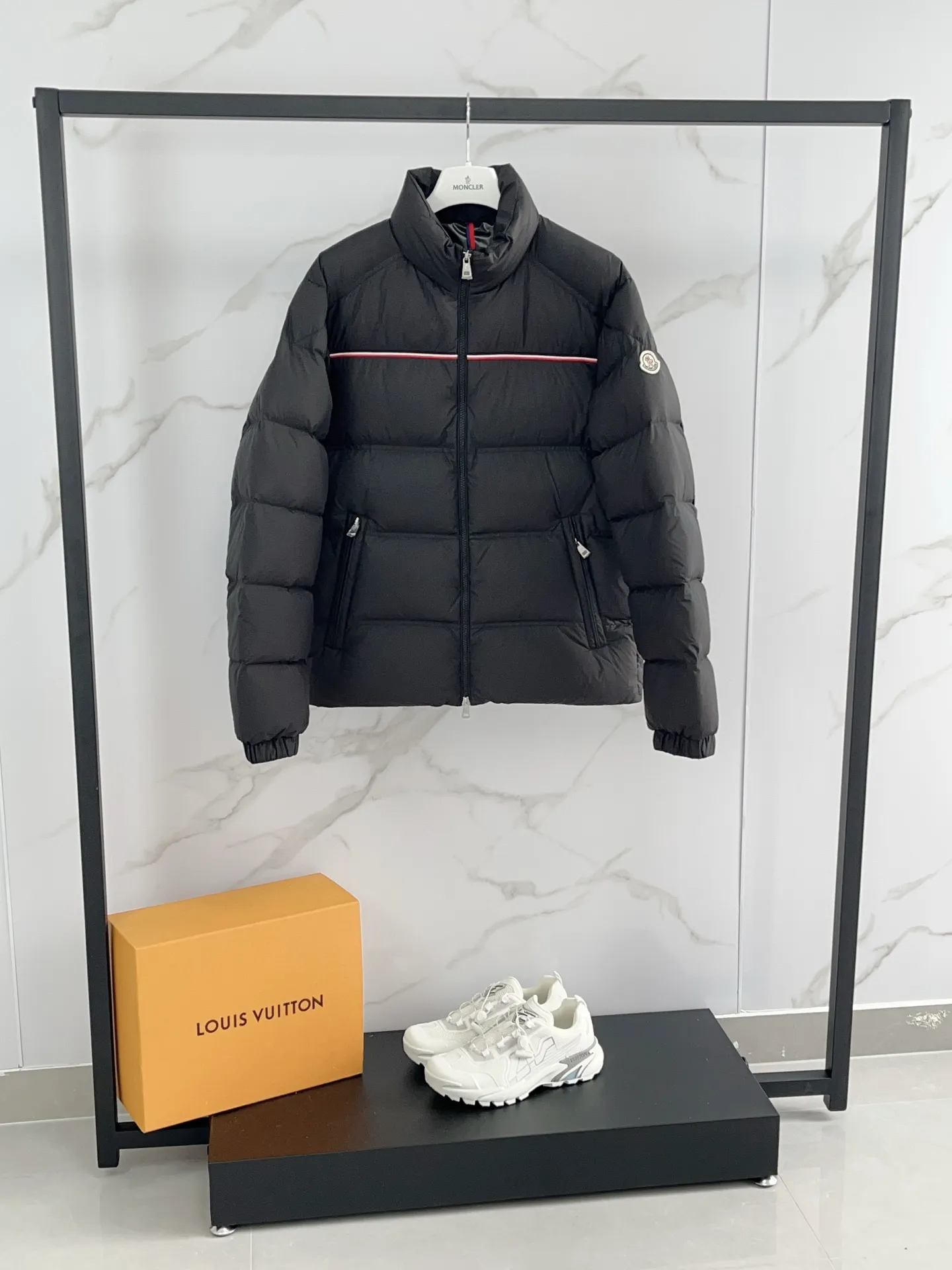 P960 2025 Moncler Bouvaque short zipper stand collar long-sleeved jacket, the stand collar design is simple and elegant, the red and black stripe decoration on the chest adds a sense of fashion, and the full down filling ensures excellent warmth retention. Filled with 90% white duck down, top quality, classic tailoring. The upper body has a full street feel; all the latest version of the hardware and accessories are custom molded to restore the original shape, the upper body has an excellent silhouette, and all three standards are complete! GW is new at the same time Color: White Black Number of yards: 1-5