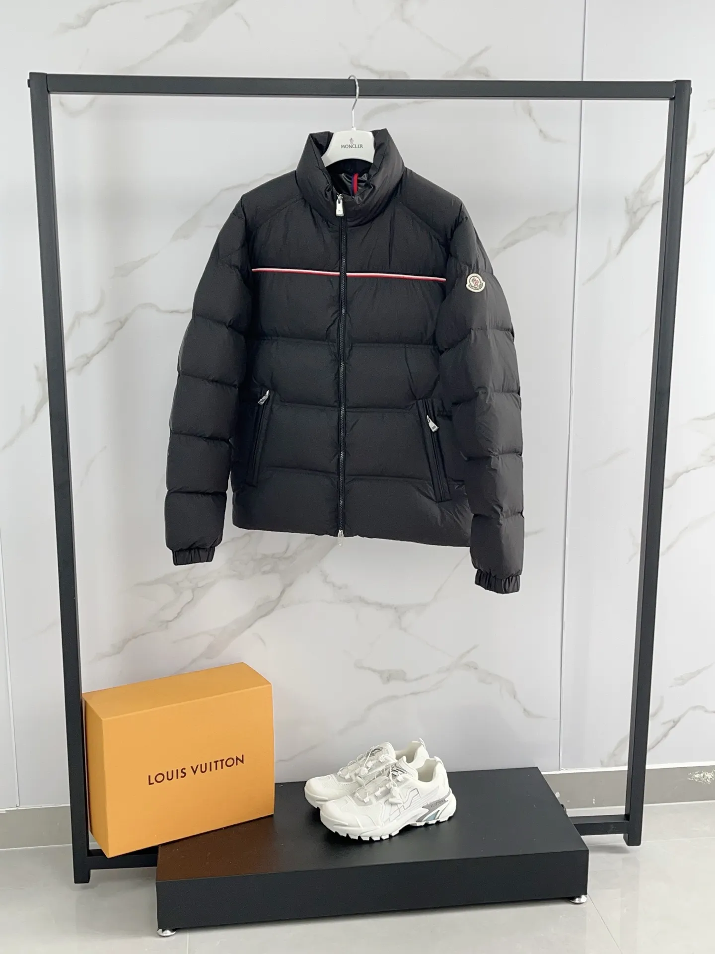P960 2025 Moncler Bouvaque short zipper stand collar long-sleeved jacket, the stand collar design is simple and elegant, the red and black stripe decoration on the chest adds a sense of fashion, and the full down filling ensures excellent warmth retention. Filled with 90% white duck down, top quality, classic tailoring. The upper body has a full street feel; all the latest version of the hardware and accessories are custom molded to restore the original shape, the upper body has an excellent silhouette, and all three standards are complete! GW is new at the same time Color: White Black Number of yards: 1-5