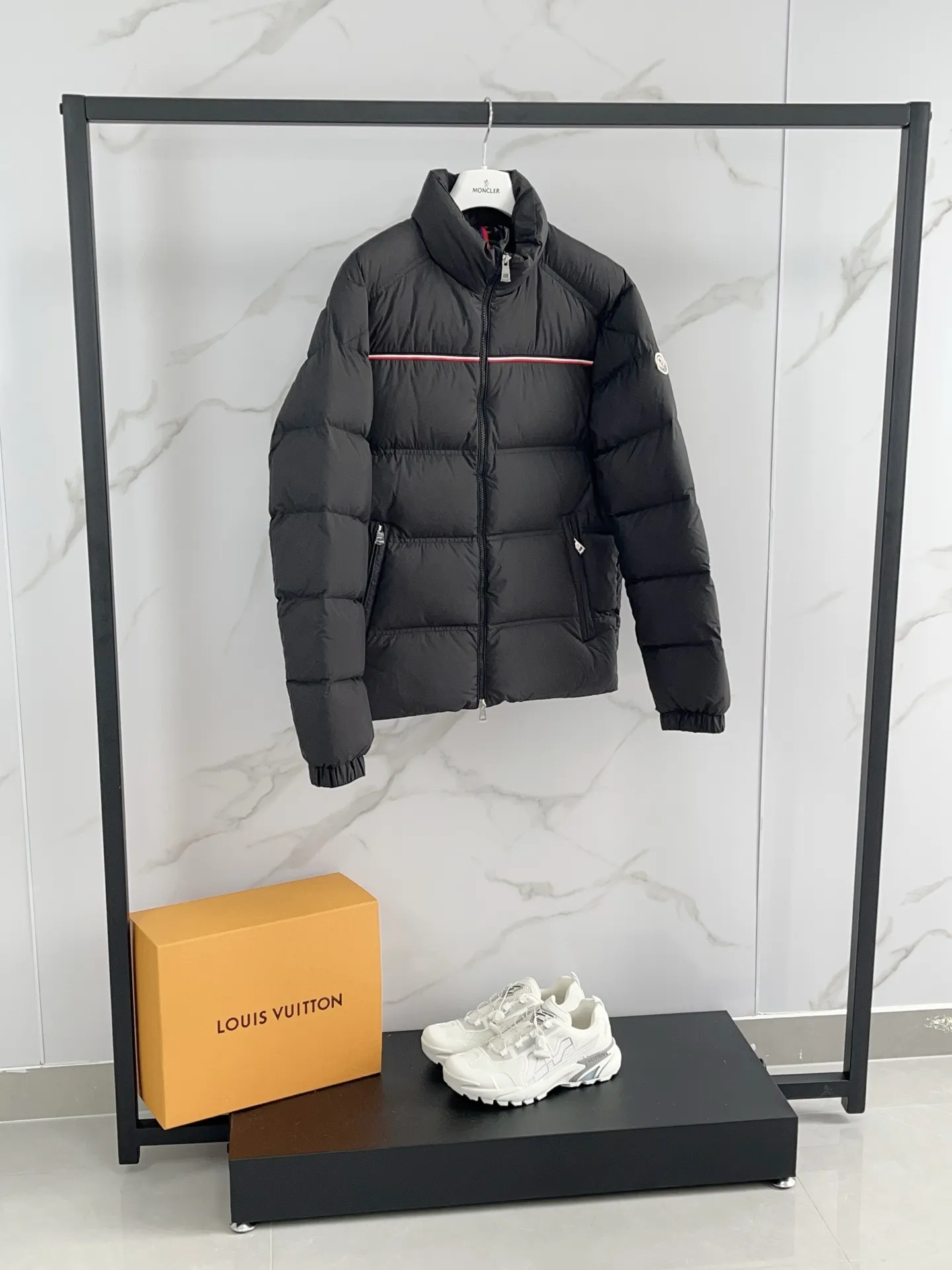 P960 2025 Moncler Bouvaque short zipper stand collar long-sleeved jacket, the stand collar design is simple and elegant, the red and black stripe decoration on the chest adds a sense of fashion, and the full down filling ensures excellent warmth retention. Filled with 90% white duck down, top quality, classic tailoring. The upper body has a full street feel; all the latest version of the hardware and accessories are custom molded to restore the original shape, the upper body has an excellent silhouette, and all three standards are complete! GW is new at the same time Color: White Black Number of yards: 1-5