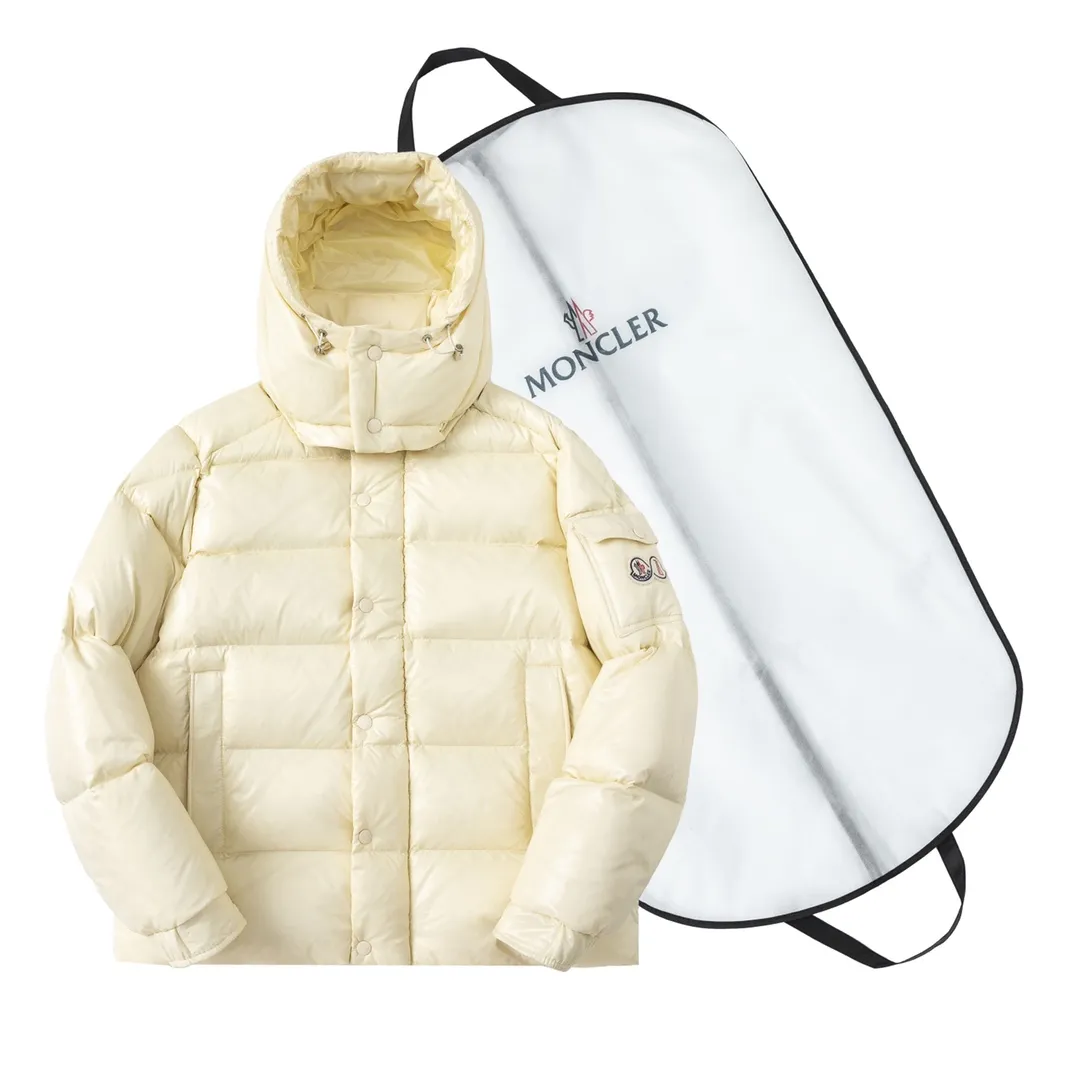 P720 with dust bag) Moncler/Moncler 23FW Maya 70th Anniversary Limited Down Jacket Moncler Maya classic shiny small label down jacket, the pockets on the cuffs are a perfect combination with the 70-week wool felt small label, the hood is removable. The fabric is customized to be the same as the original. The lacquered shiny fabric is the same as the original. It is filled with 90 white duck down, and the down filling is up to 400g. It has excellent thermal insulation effect and is a must-have in cold areas. Customized original accessories, complete with three labels, molded custom logo buttons Color: Black White Brown SIZE: 1 2 3 4 5
