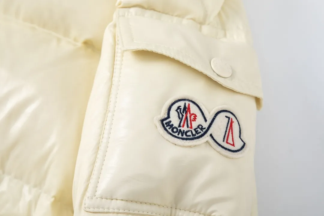 P720 with dust bag) Moncler/Moncler 23FW Maya 70th Anniversary Limited Down Jacket Moncler Maya classic shiny small label down jacket, the pockets on the cuffs are a perfect combination with the 70-week wool felt small label, the hood is removable. The fabric is customized to be the same as the original. The lacquered shiny fabric is the same as the original. It is filled with 90 white duck down, and the down filling is up to 400g. It has excellent thermal insulation effect and is a must-have in cold areas. Customized original accessories, complete with three labels, molded custom logo buttons Color: Black White Brown SIZE: 1 2 3 4 5