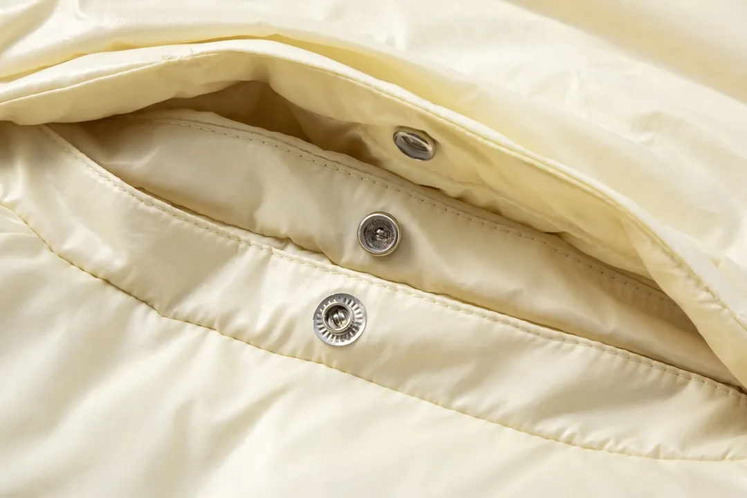 P720 with dust bag) Moncler/Moncler 23FW Maya 70th Anniversary Limited Down Jacket Moncler Maya classic shiny small label down jacket, the pockets on the cuffs are a perfect combination with the 70-week wool felt small label, the hood is removable. The fabric is customized to be the same as the original. The lacquered shiny fabric is the same as the original. It is filled with 90 white duck down, and the down filling is up to 400g. It has excellent thermal insulation effect and is a must-have in cold areas. Customized original accessories, complete with three labels, molded custom logo buttons Color: Black White Brown SIZE: 1 2 3 4 5