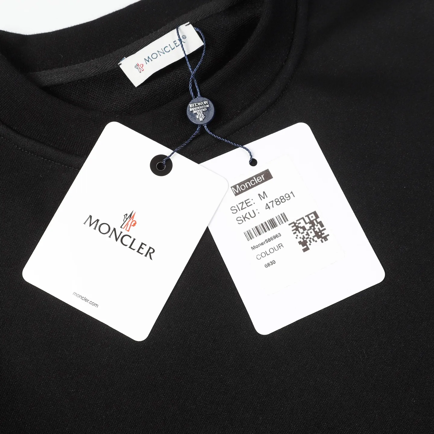 P194 Style No.: 850 〈MONCLER〉Basic Meng Mouth Round Neck Sweatshirt. The price of Meng Mouth Sweatshirt is actually quite advantageous. Those who have been to the counters should know that the price of Meng Mouth sweatshirt is not much cheaper than Gucci Burberry. It is just relatively low-key and unwilling to hype. It is a picture that you want to buy or not. It has an arrogant existence... ✅460g 100% pure cotton wool fabric OS version is too large ✅Combined with the original high weight double yarn thread ✅Correct three-needle and five-thread craftsmanship chain edge Color: Black White Royal Blue Sky Blue Size S M L