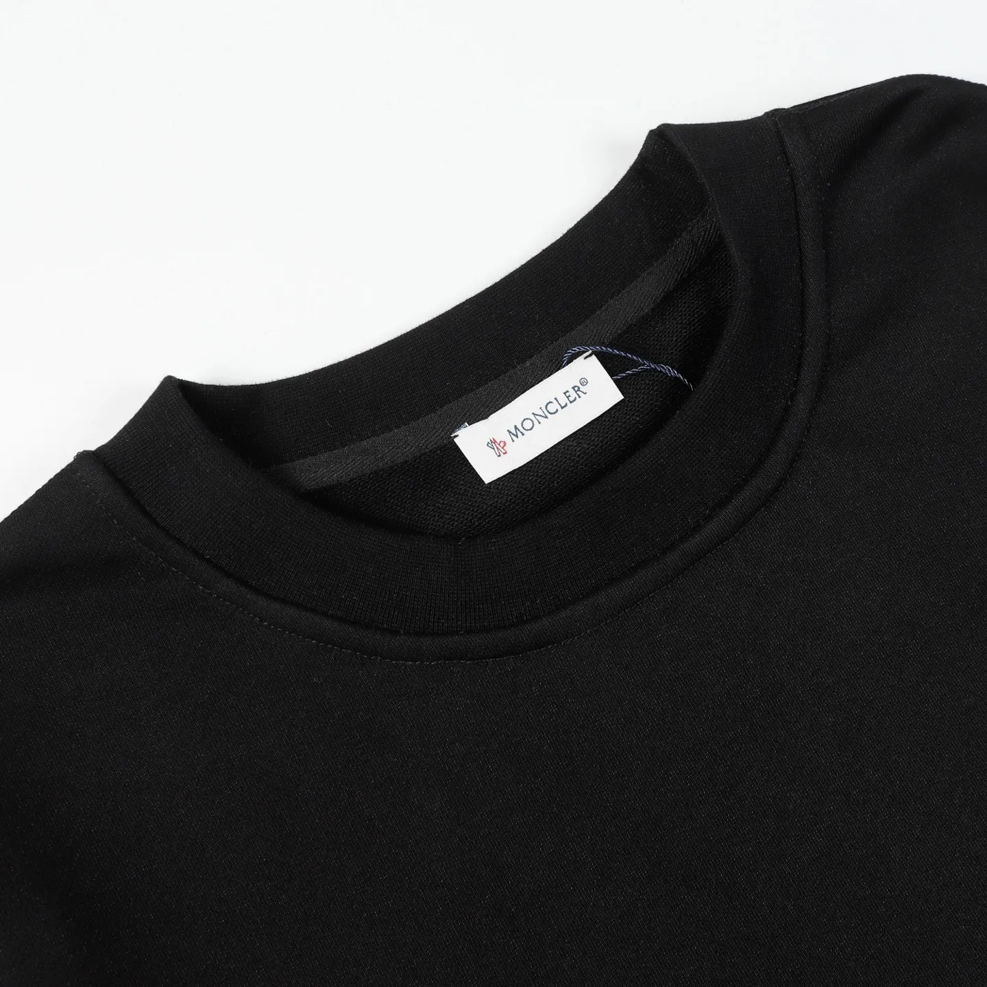 P194 Style No.: 850 〈MONCLER〉Basic Meng Mouth Round Neck Sweatshirt. The price of Meng Mouth Sweatshirt is actually quite advantageous. Those who have been to the counters should know that the price of Meng Mouth sweatshirt is not much cheaper than Gucci Burberry. It is just relatively low-key and unwilling to hype. It is a picture that you want to buy or not. It has an arrogant existence... ✅460g 100% pure cotton wool fabric OS version is too large ✅Combined with the original high weight double yarn thread ✅Correct three-needle and five-thread craftsmanship chain edge Color: Black White Royal Blue Sky Blue Size S M L