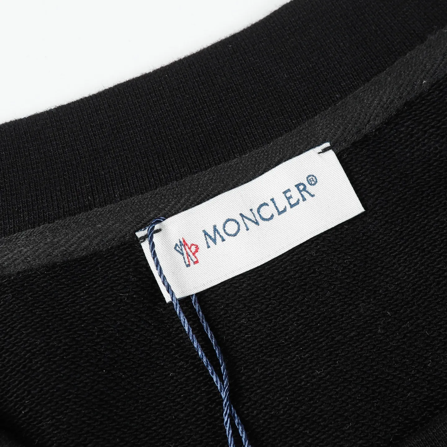 P194 Style No.: 850 〈MONCLER〉Basic Meng Mouth Round Neck Sweatshirt. The price of Meng Mouth Sweatshirt is actually quite advantageous. Those who have been to the counters should know that the price of Meng Mouth sweatshirt is not much cheaper than Gucci Burberry. It is just relatively low-key and unwilling to hype. It is a picture that you want to buy or not. It has an arrogant existence... ✅460g 100% pure cotton wool fabric OS version is too large ✅Combined with the original high weight double yarn thread ✅Correct three-needle and five-thread craftsmanship chain edge Color: Black White Royal Blue Sky Blue Size S M L