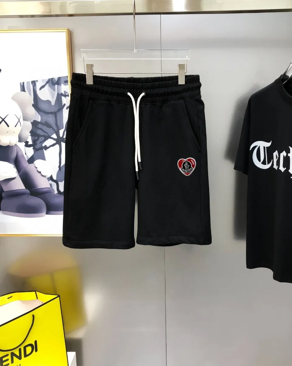 P230 Moncler 2024 new original men's casual shorts, the latest release on the official website of the counter, ✨ High-end quality, simple, fashionable and elegant ✨ Classic logo LOGO design, customized original imported 100% cotton fabric, simple and elegant, versatile style, elegant and handsome upper body, brand new sense of sight! The details are all in place, no one is picky about the upper body, and you must pay for your own money. Size: S-XL (can wear up to 185 pounds, please state your height and weight when placing an order) Black Gray