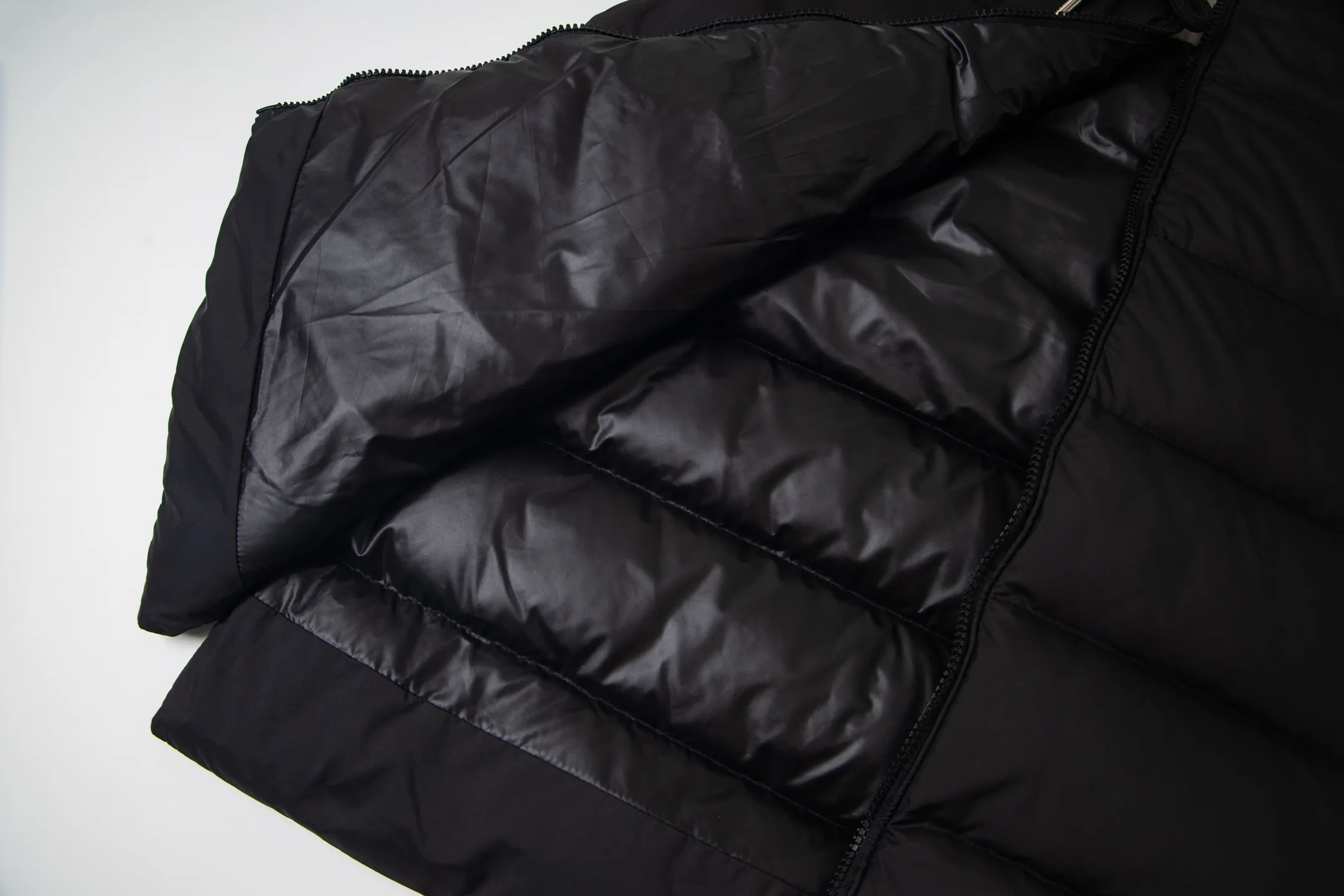 P640 Moncler/hooded down vest. Original custom-made hardware accessories. All imported and original customization. Welcome to compare. Absolutely high quality. Use top-grade 90 white duck down. Super soft. Filled with fluffy and full feathers. Super heavy-duty. Fabric workmanship. 👍Perfect version. Note⚠The fabric is super comfortable. Exclusive model. Non-market product. Same style for men and women. Size: 1-6