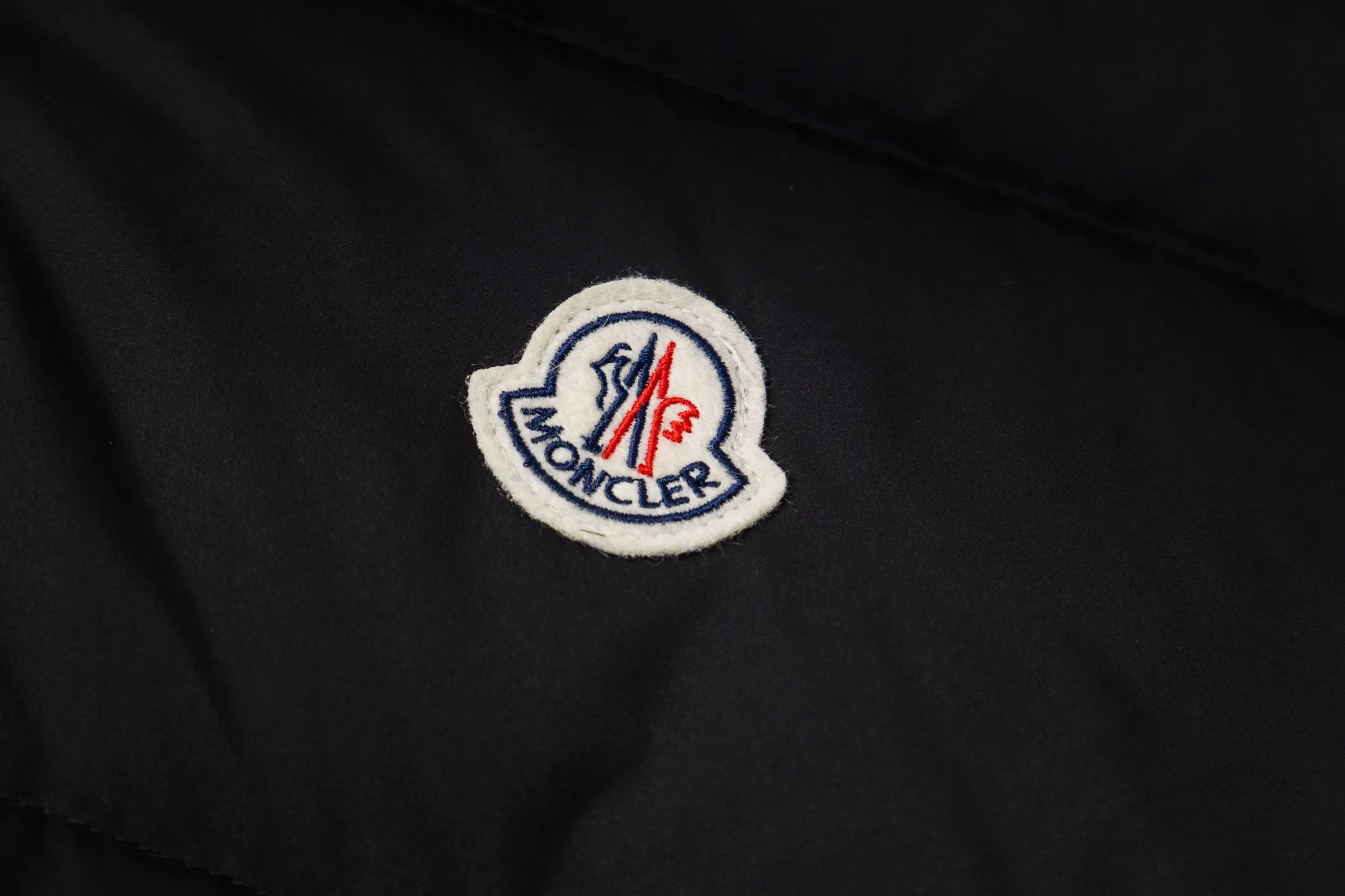 P640 Moncler/hooded down vest. Original custom-made hardware accessories. All imported and original customization. Welcome to compare. Absolutely high quality. Use top-grade 90 white duck down. Super soft. Filled with fluffy and full feathers. Super heavy-duty. Fabric workmanship. 👍Perfect version. Note⚠The fabric is super comfortable. Exclusive model. Non-market product. Same style for men and women. Size: 1-6