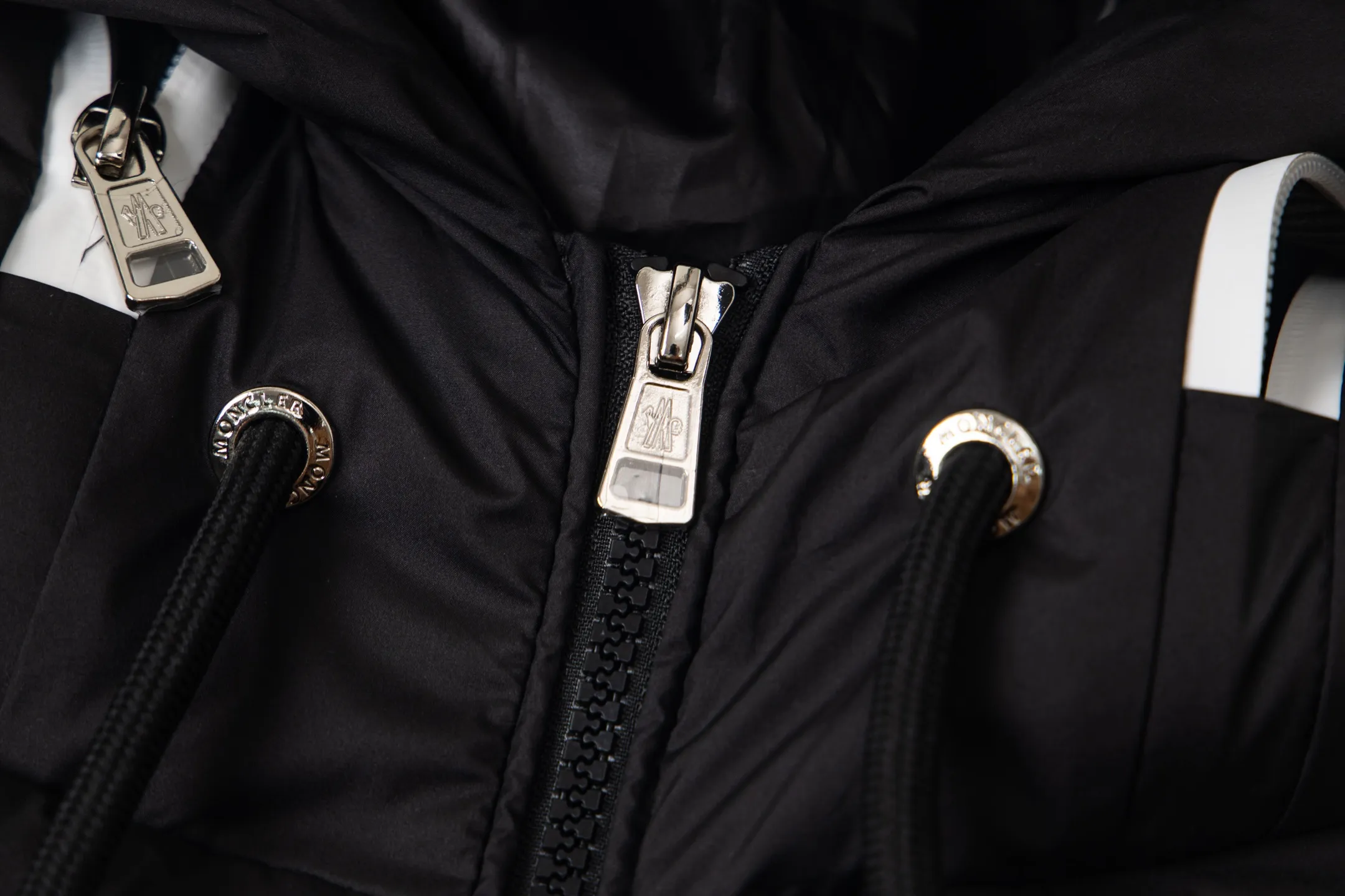 P640 Moncler/hooded down vest. Original custom-made hardware accessories. All imported and original customization. Welcome to compare. Absolutely high quality. Use top-grade 90 white duck down. Super soft. Filled with fluffy and full feathers. Super heavy-duty. Fabric workmanship. 👍Perfect version. Note⚠The fabric is super comfortable. Exclusive model. Non-market product. Same style for men and women. Size: 1-6