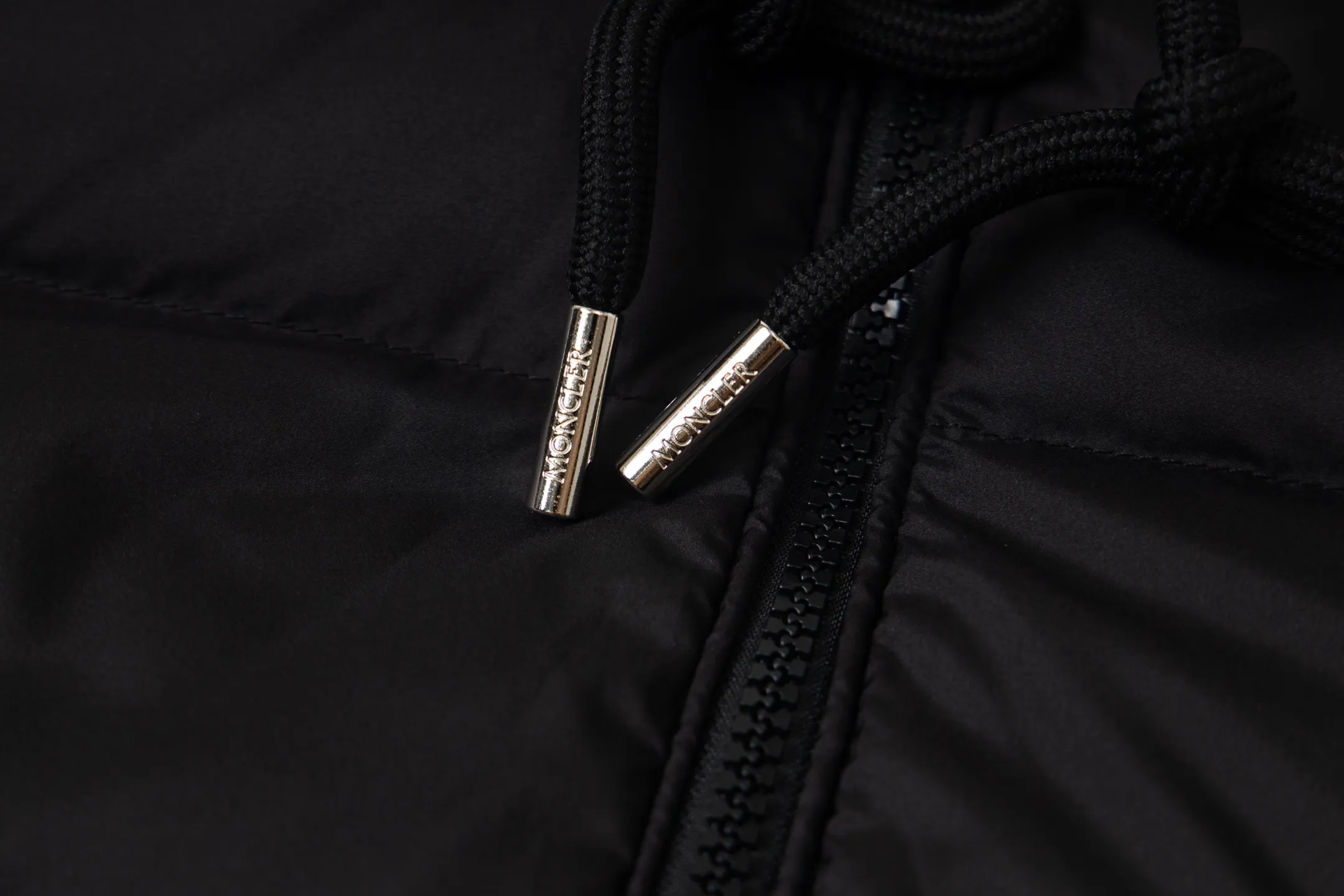 P640 Moncler/hooded down vest. Original custom-made hardware accessories. All imported and original customization. Welcome to compare. Absolutely high quality. Use top-grade 90 white duck down. Super soft. Filled with fluffy and full feathers. Super heavy-duty. Fabric workmanship. 👍Perfect version. Note⚠The fabric is super comfortable. Exclusive model. Non-market product. Same style for men and women. Size: 1-6