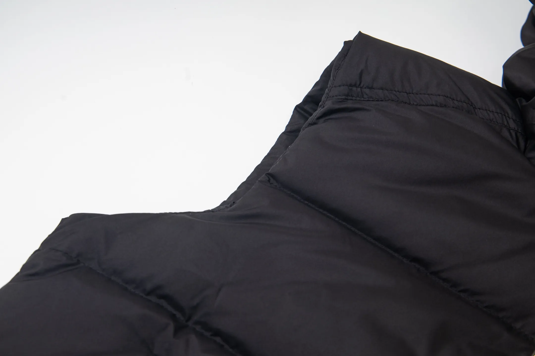P640 Moncler/hooded down vest. Original custom-made hardware accessories. All imported and original customization. Welcome to compare. Absolutely high quality. Use top-grade 90 white duck down. Super soft. Filled with fluffy and full feathers. Super heavy-duty. Fabric workmanship. 👍Perfect version. Note⚠The fabric is super comfortable. Exclusive model. Non-market product. Same style for men and women. Size: 1-6