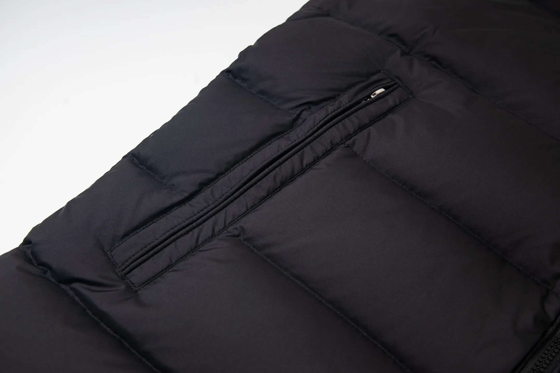 P640 Moncler/hooded down vest. Original custom-made hardware accessories. All imported and original customization. Welcome to compare. Absolutely high quality. Use top-grade 90 white duck down. Super soft. Filled with fluffy and full feathers. Super heavy-duty. Fabric workmanship. 👍Perfect version. Note⚠The fabric is super comfortable. Exclusive model. Non-market product. Same style for men and women. Size: 1-6
