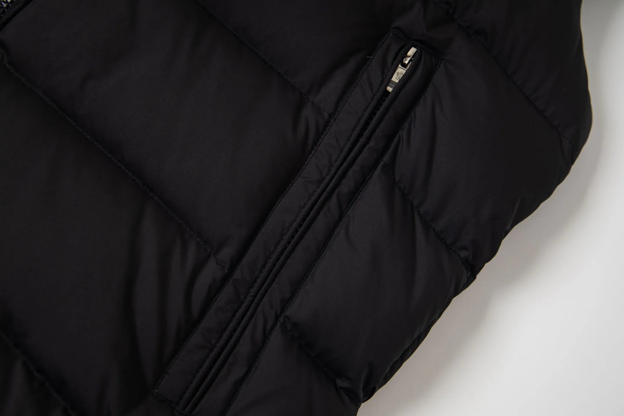 P640 Moncler/hooded down vest. Original custom-made hardware accessories. All imported and original customization. Welcome to compare. Absolutely high quality. Use top-grade 90 white duck down. Super soft. Filled with fluffy and full feathers. Super heavy-duty. Fabric workmanship. 👍Perfect version. Note⚠The fabric is super comfortable. Exclusive model. Non-market product. Same style for men and women. Size: 1-6