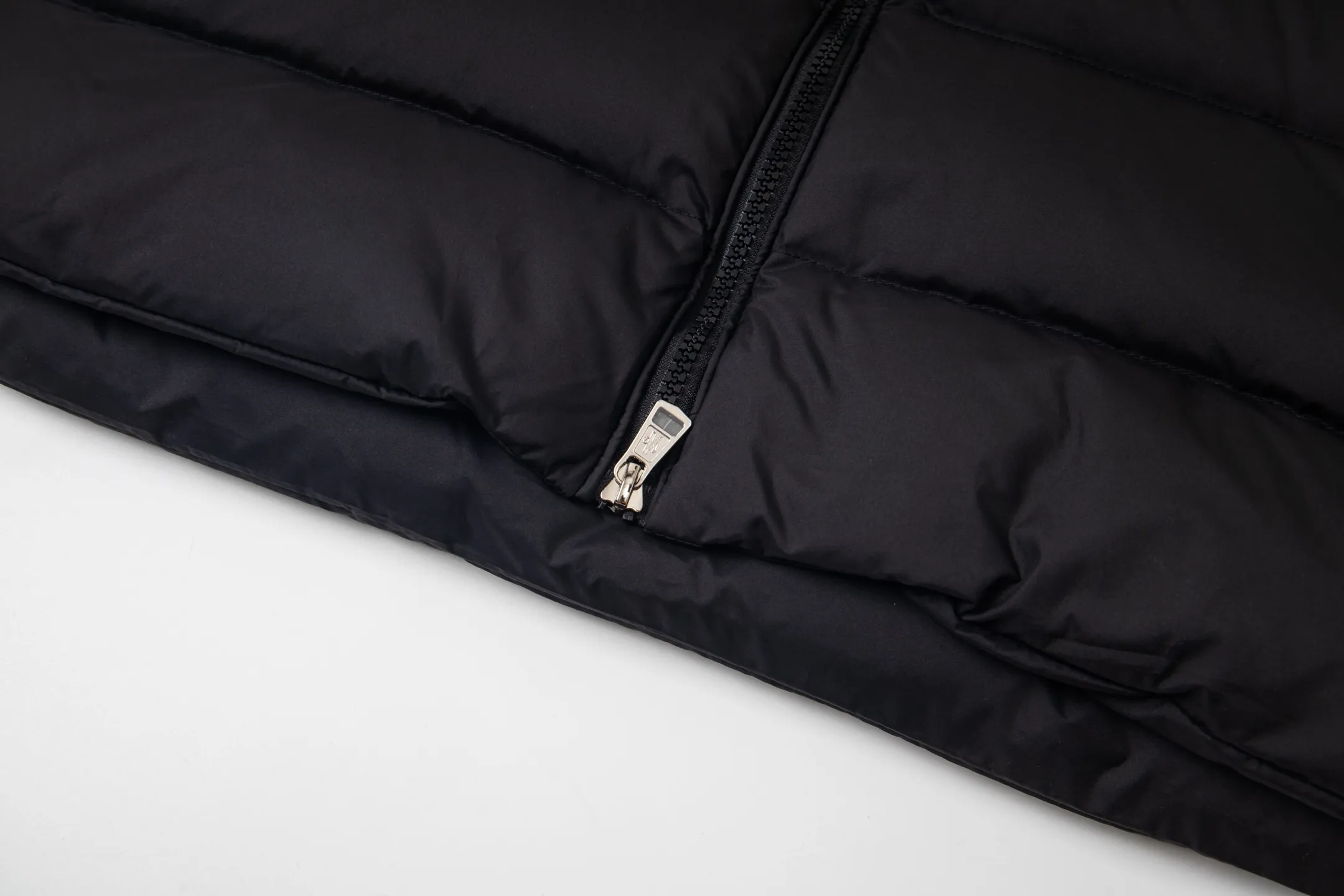 P640 Moncler/hooded down vest. Original custom-made hardware accessories. All imported and original customization. Welcome to compare. Absolutely high quality. Use top-grade 90 white duck down. Super soft. Filled with fluffy and full feathers. Super heavy-duty. Fabric workmanship. 👍Perfect version. Note⚠The fabric is super comfortable. Exclusive model. Non-market product. Same style for men and women. Size: 1-6