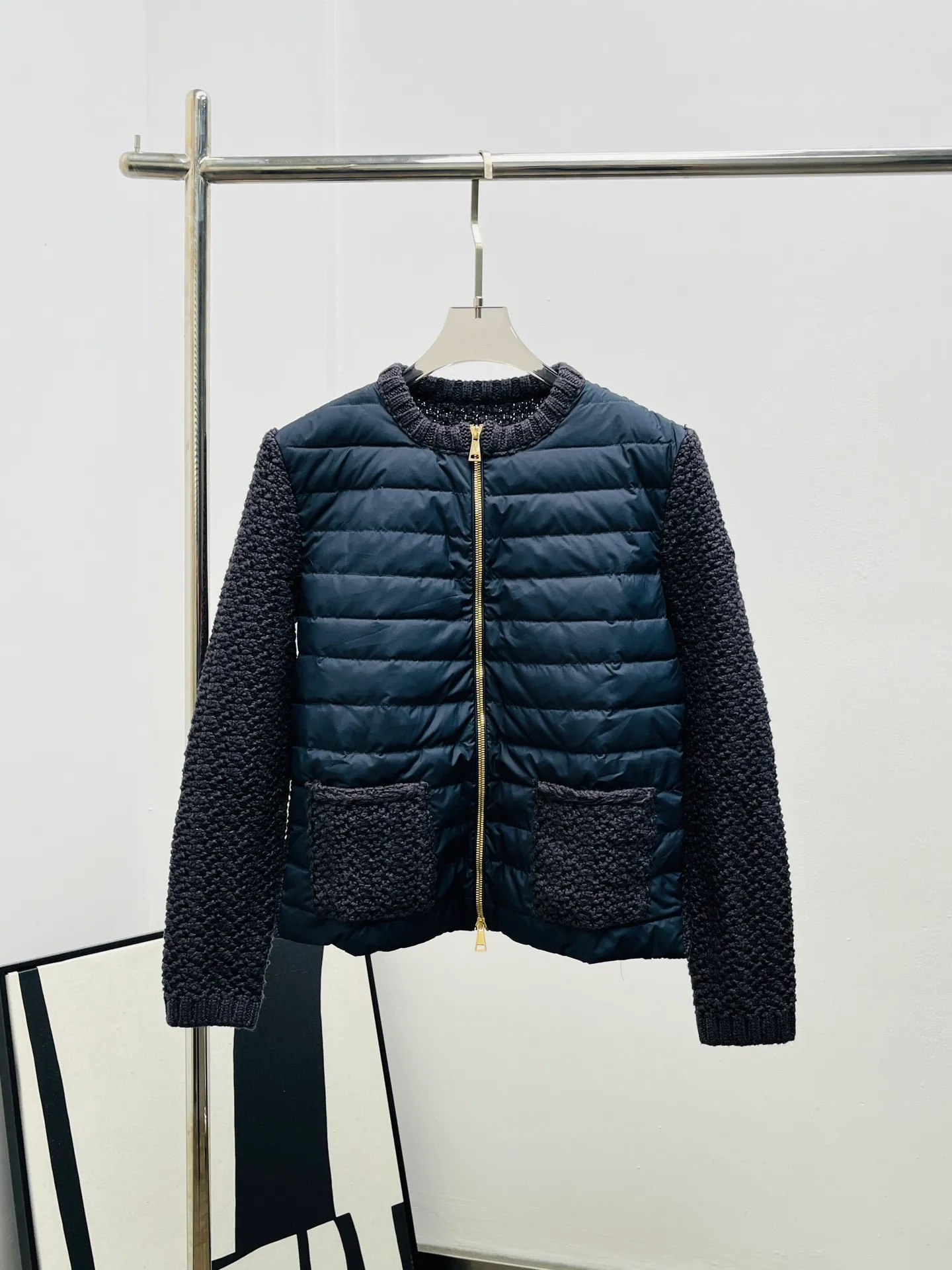P1120 •2025 new products on the shelves Moncler 25 new autumn and winter Moncler chenille velvet splicing down jacket Moncler's down jacket is designed with chenille velvet splicing. The outer layer is soft and delicate, and the inner high-quality down is warm and light. Short cut + zipper design, super easy to put on and take off, perfect for commuting and leisure in autumn and winter! The milky white color is versatile and can be easily blended into various styles. It has a Korean-style atmosphere and can easily cope with sub-zero temperatures. It is fashionable and practical and is a must-have item for winter wardrobe. Original development and ready for sale