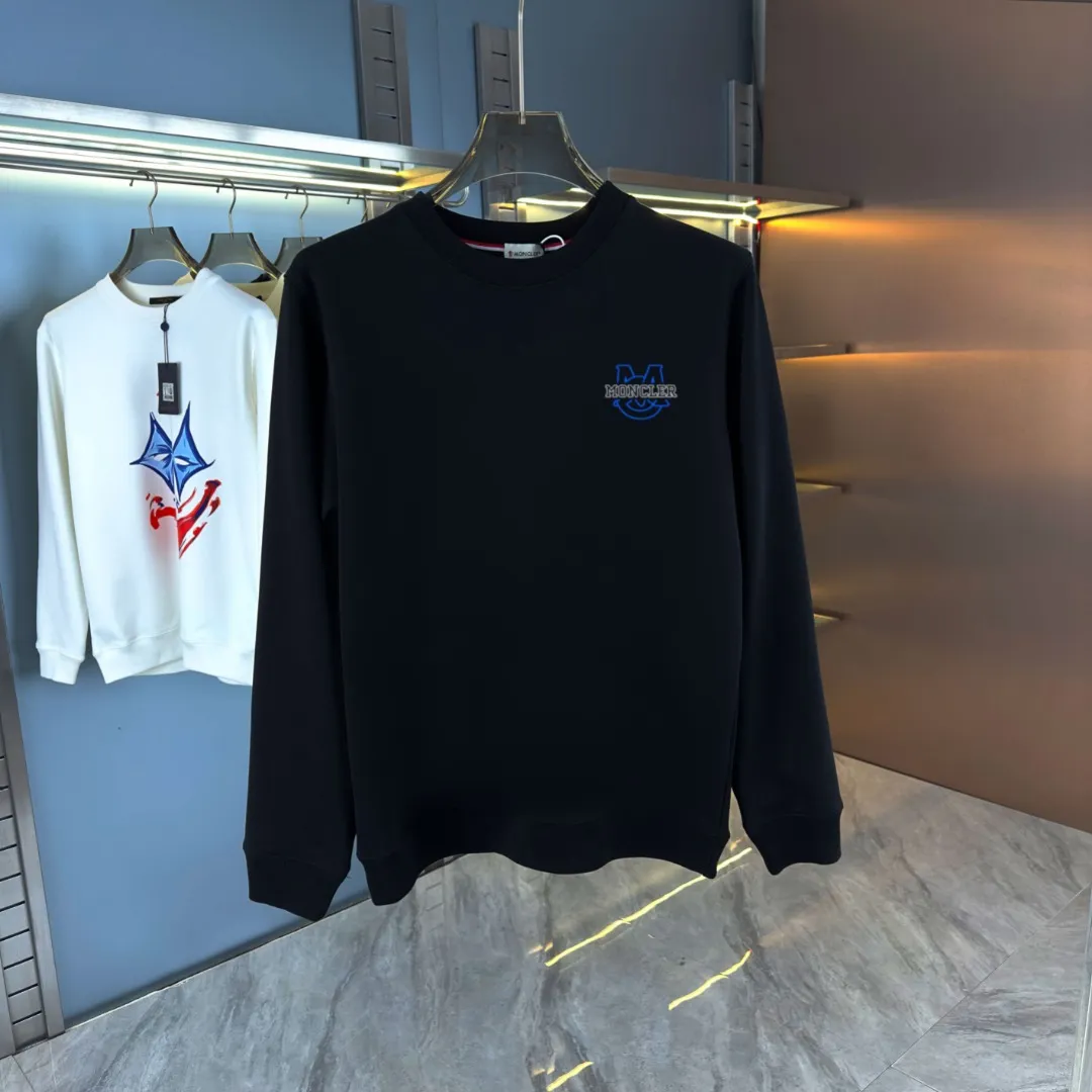 P210 high version sweatshirt) 📦With exclusive packaging📦 [Long-term ready stock] Upgraded version "Mobile phone smart sensor ~ NFC chip armband ~ Directly to the official website for anti-counterfeiting" 〖 𝐌𝐎𝐍𝐂𝐋𝐄𝐑 ~ Mouth covering〗 2025 new high quality, using 450 grams of heavyweight fabric Different from the market currency, you can mix and match everything at will and you will be handsome😎The whole clothes is made of double waistcoats. The double waistcoats make the whole dress more three-dimensional. It is not an ordinary factory that can do such fine work. 2025 autumn and winter new style, on sale at the counter, exquisite printed round neck terry sweatshirt. High-end double-ply cotton. Customized stretch ribs are dyed in the same vat. Three standards are complete. It is matched with digital printing patterns and is very breathable. Same style for men and women. Color: black, white, apricot. Size: S M L XL 2XL