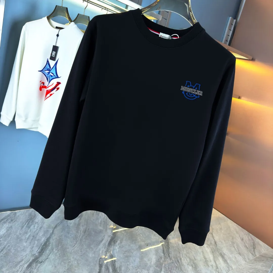 P210 high version sweatshirt) 📦With exclusive packaging📦 [Long-term ready stock] Upgraded version "Mobile phone smart sensor ~ NFC chip armband ~ Directly to the official website for anti-counterfeiting" 〖 𝐌𝐎𝐍𝐂𝐋𝐄𝐑 ~ Mouth covering〗 2025 new high quality, using 450 grams of heavyweight fabric Different from the market currency, you can mix and match everything at will and you will be handsome😎The whole clothes is made of double waistcoats. The double waistcoats make the whole dress more three-dimensional. It is not an ordinary factory that can do such fine work. 2025 autumn and winter new style, on sale at the counter, exquisite printed round neck terry sweatshirt. High-end double-ply cotton. Customized stretch ribs are dyed in the same vat. Three standards are complete. It is matched with digital printing patterns and is very breathable. Same style for men and women. Color: black, white, apricot. Size: S M L XL 2XL