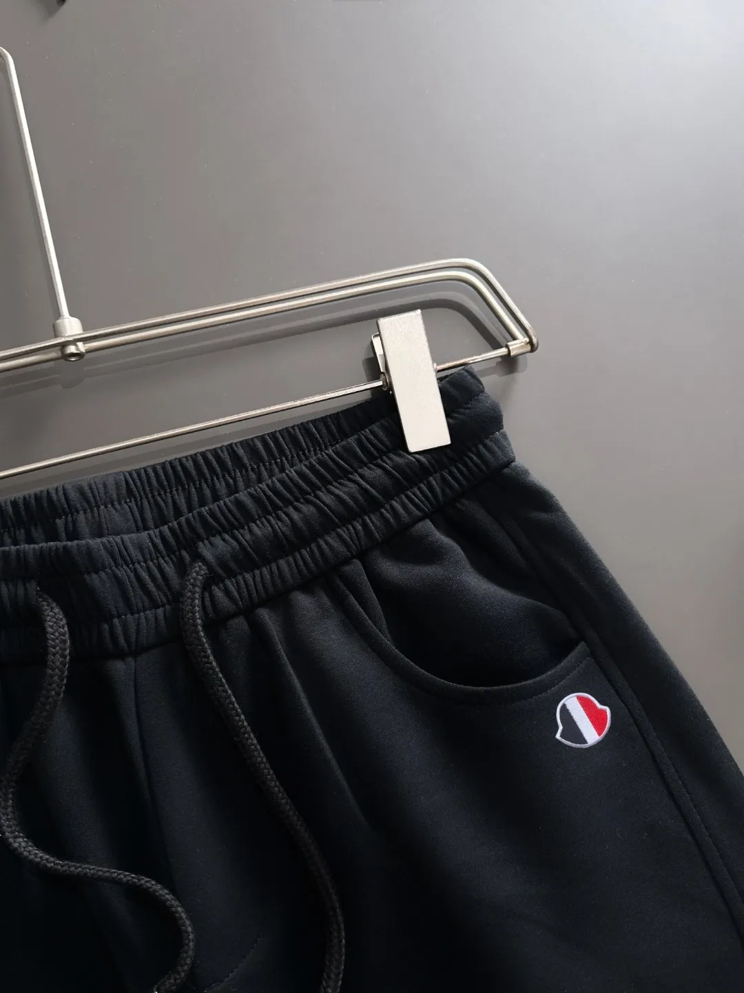 Next day shipment P360 MONCLER/Mongoose Exclusive first release of 25ss autumn and winter new high-quality trousers Compare real-life details at will A perfect choice for autumn and winter, a must-have item. Sizes: M to 3XL (please state your height and weight when placing an order)