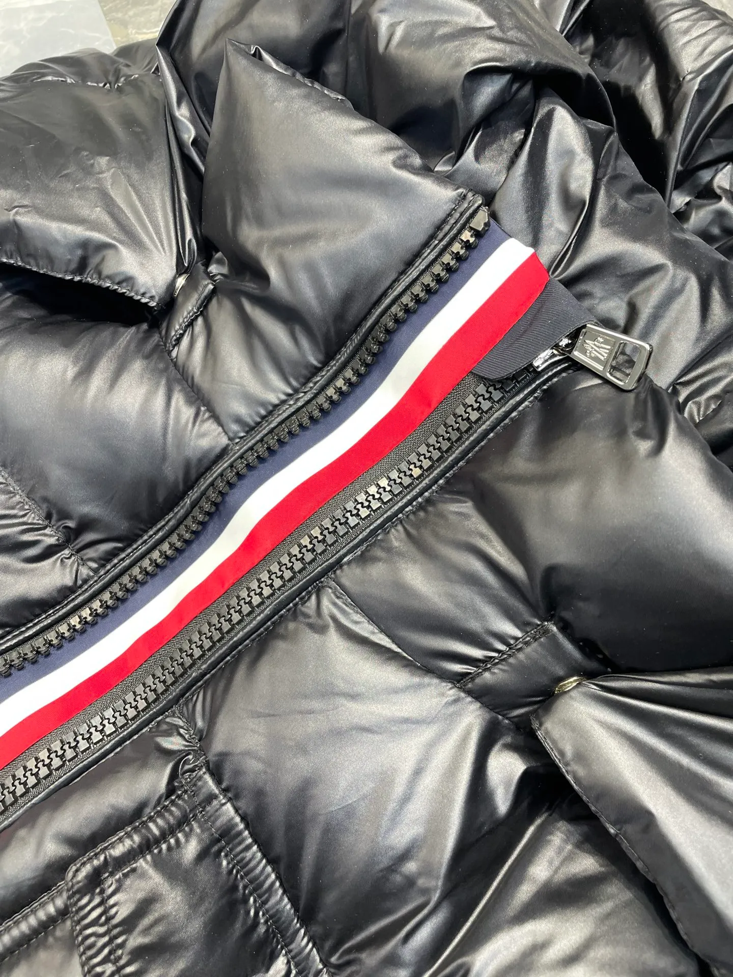 P1180 Premium down Moncler Montbeliard Unisex short down jacket 90% goose down filling｜Ultimate fluffy "explosive" warmth experience A classic and popular product, the Montbeliard series combines fashionable style with excellent craftsmanship to interpret Moncler's iconic aesthetics. This short down jacket is both protective and stylish, making it a must-have fall and winter item for both urban and outdoor use.   Size:1-5