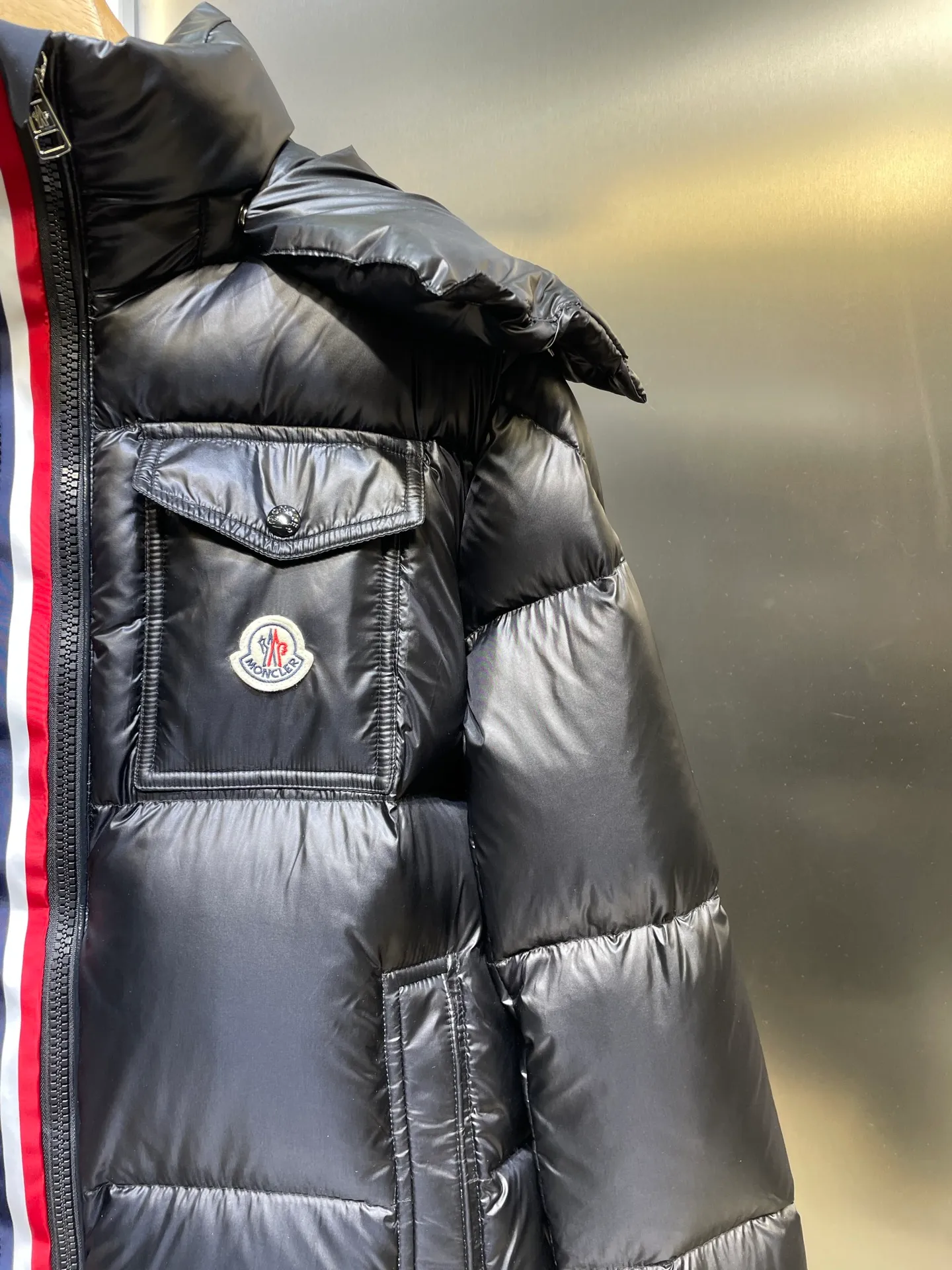 P1180 Premium down Moncler Montbeliard Unisex short down jacket 90% goose down filling｜Ultimate fluffy "explosive" warmth experience A classic and popular product, the Montbeliard series combines fashionable style with excellent craftsmanship to interpret Moncler's iconic aesthetics. This short down jacket is both protective and stylish, making it a must-have fall and winter item for both urban and outdoor use.   Size:1-5