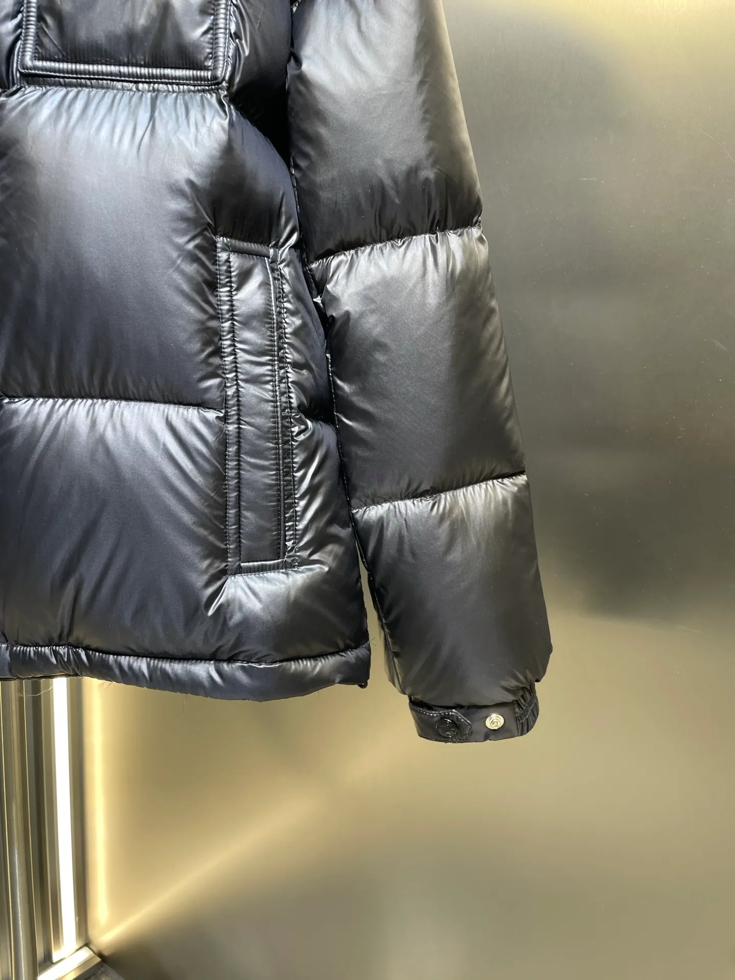 P1180 Premium down Moncler Montbeliard Unisex short down jacket 90% goose down filling｜Ultimate fluffy "explosive" warmth experience A classic and popular product, the Montbeliard series combines fashionable style with excellent craftsmanship to interpret Moncler's iconic aesthetics. This short down jacket is both protective and stylish, making it a must-have fall and winter item for both urban and outdoor use.   Size:1-5