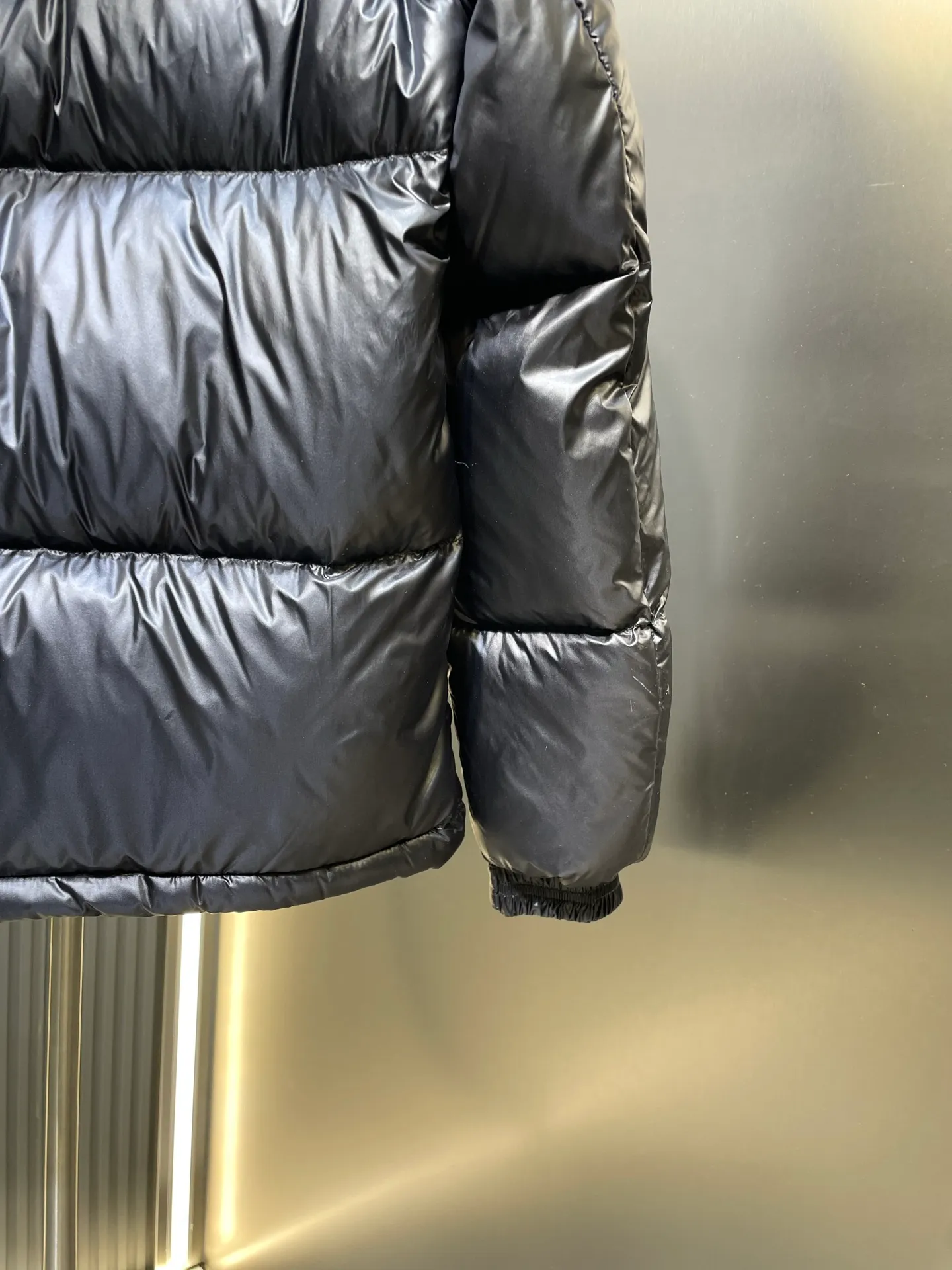 P1180 Premium down Moncler Montbeliard Unisex short down jacket 90% goose down filling｜Ultimate fluffy "explosive" warmth experience A classic and popular product, the Montbeliard series combines fashionable style with excellent craftsmanship to interpret Moncler's iconic aesthetics. This short down jacket is both protective and stylish, making it a must-have fall and winter item for both urban and outdoor use.   Size:1-5