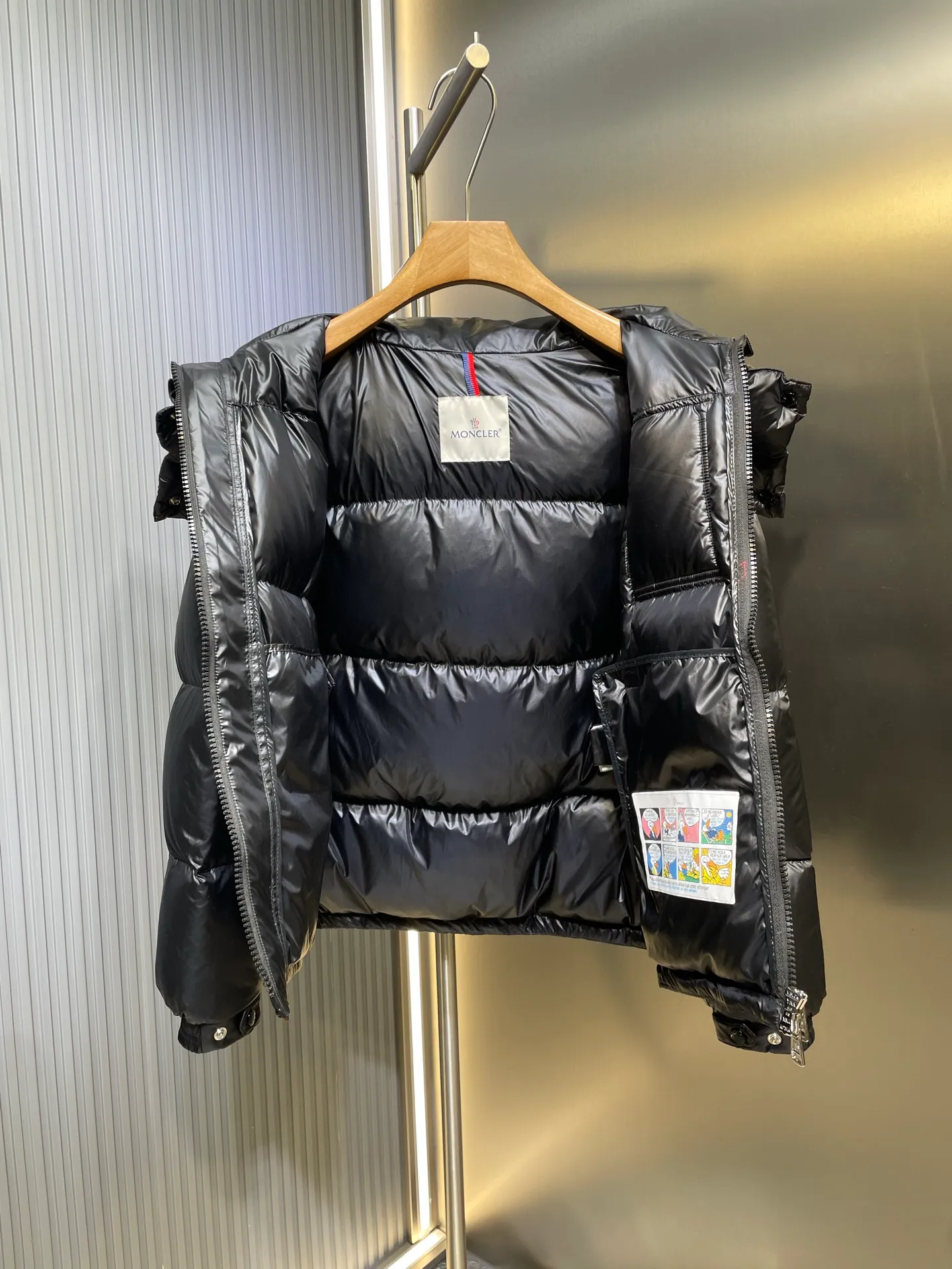 P1180 Premium down Moncler Montbeliard Unisex short down jacket 90% goose down filling｜Ultimate fluffy "explosive" warmth experience A classic and popular product, the Montbeliard series combines fashionable style with excellent craftsmanship to interpret Moncler's iconic aesthetics. This short down jacket is both protective and stylish, making it a must-have fall and winter item for both urban and outdoor use.   Size:1-5