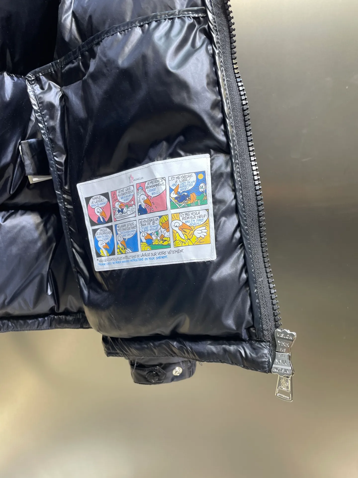 P1180 Premium down Moncler Montbeliard Unisex short down jacket 90% goose down filling｜Ultimate fluffy "explosive" warmth experience A classic and popular product, the Montbeliard series combines fashionable style with excellent craftsmanship to interpret Moncler's iconic aesthetics. This short down jacket is both protective and stylish, making it a must-have fall and winter item for both urban and outdoor use.   Size:1-5