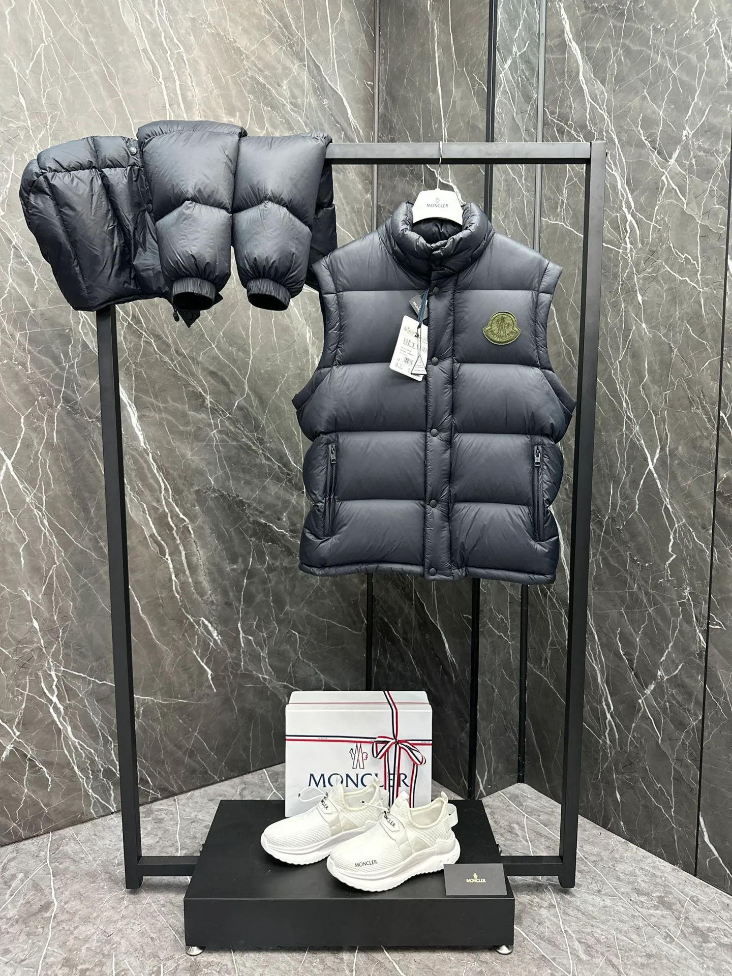 Moncler Cyclone two-in-one down jacket. Changeable/jacket/hooded vest/stand collar vest/hooded down jacket. It is really easy to wear and practical. P860