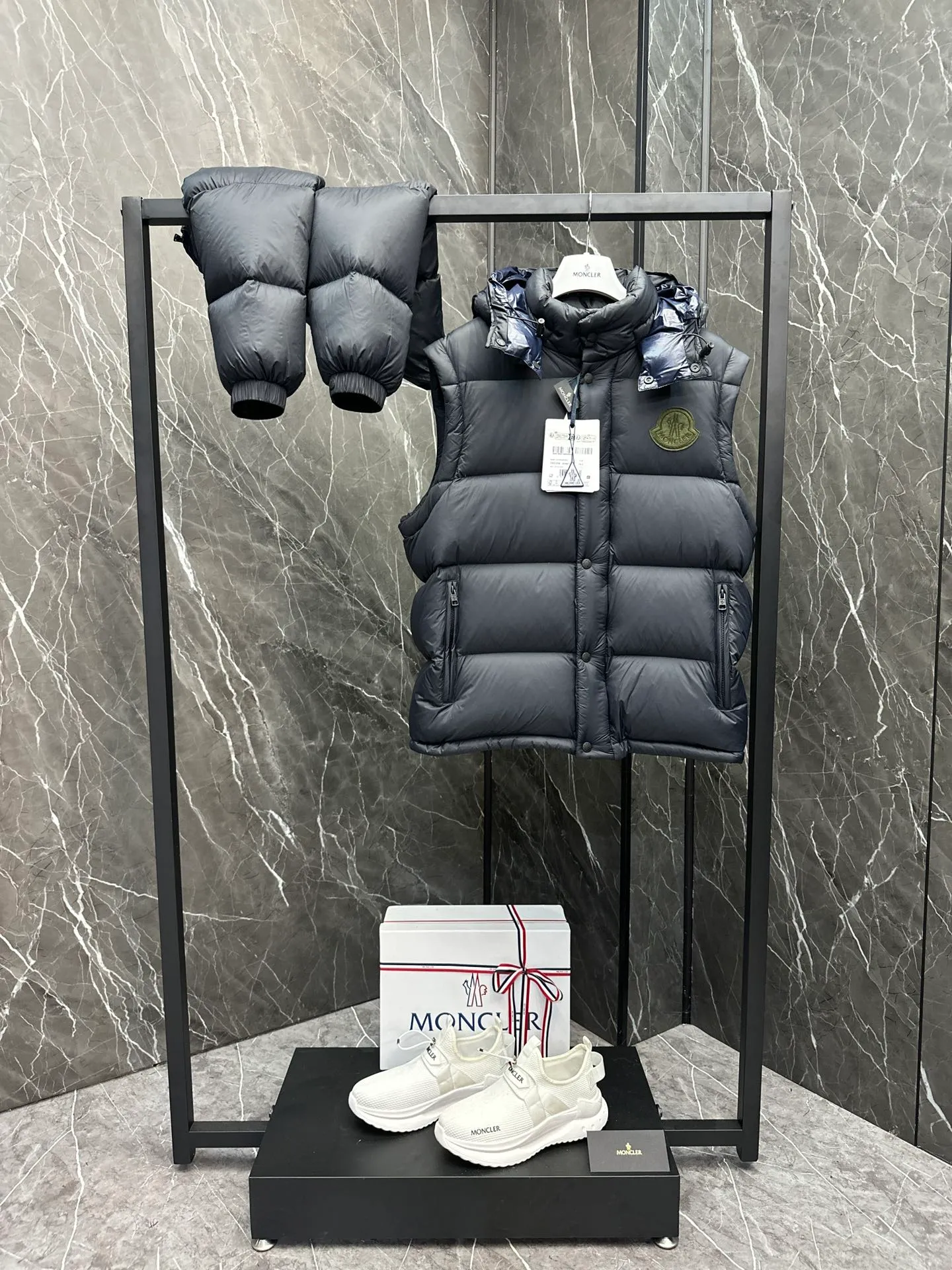 Moncler Cyclone two-in-one down jacket. Changeable/jacket/hooded vest/stand collar vest/hooded down jacket. It is really easy to wear and practical. P860