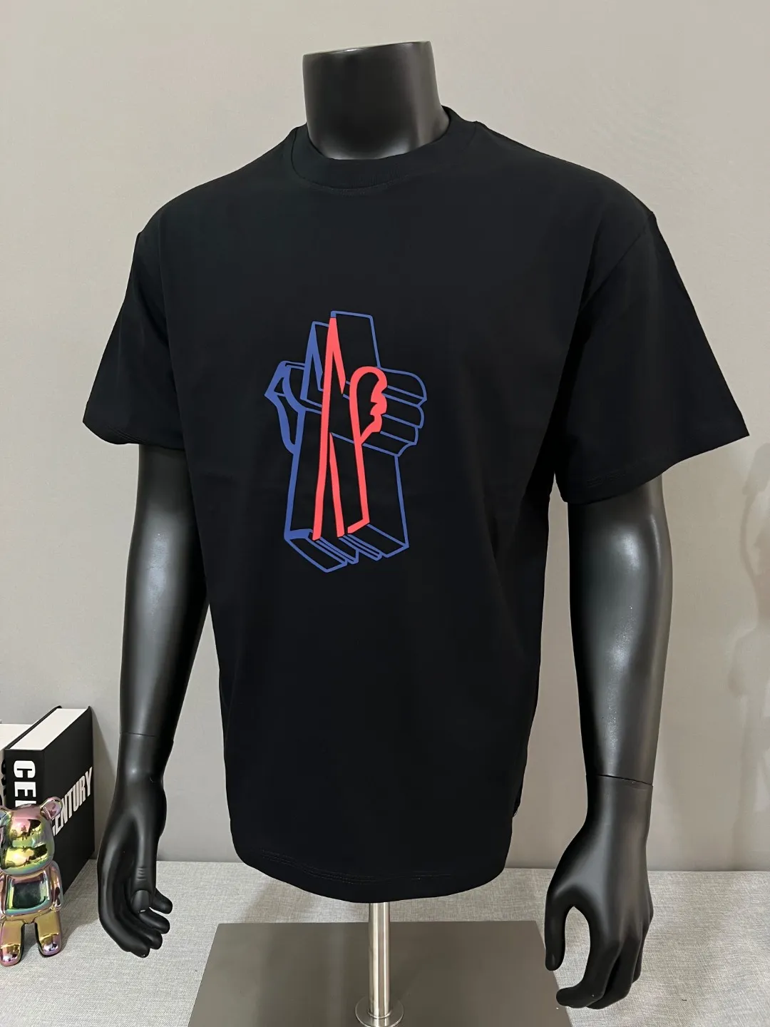 P140 MONCLER is new, 2025ss soft rubber printing, three-dimensional pattern, large Moncler logo, made of 240g double yarn 100% cotton fabric, imported woven thread, collar bone is not easy to deform, factory high temperature washing process, the fabric is soft and breathable, does not shrink, NCF washed mark identification, details are in place and the upper body is good-looking, European size version, loose and suitable, color: black, white, size XS-L