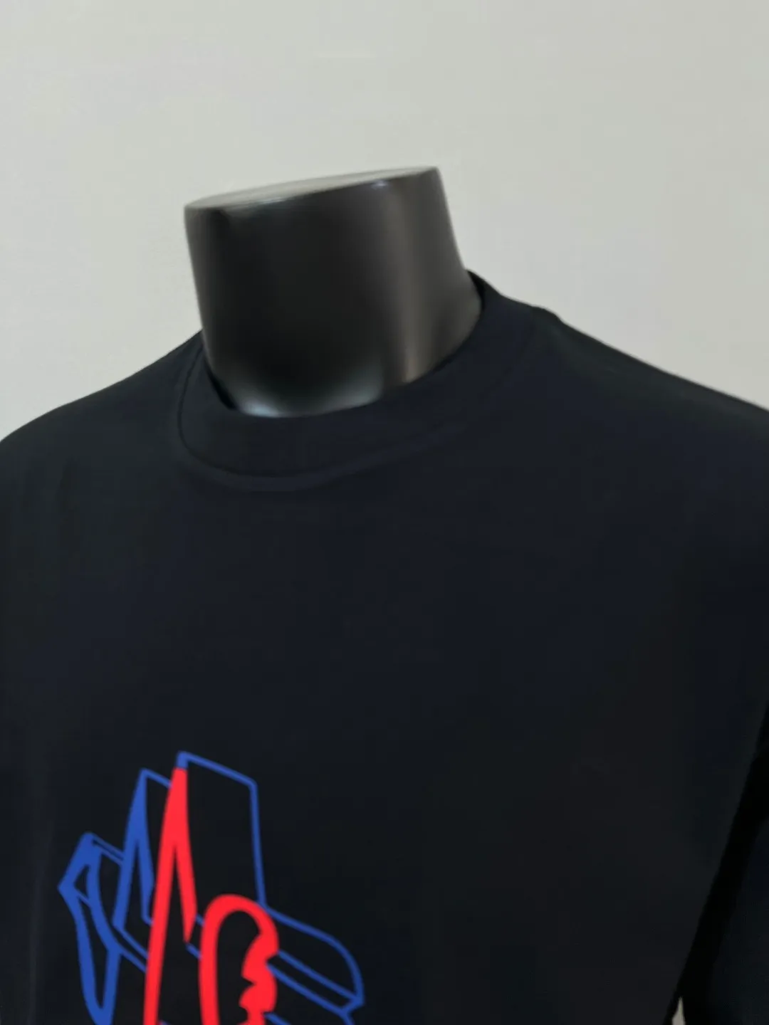 P140 MONCLER is new, 2025ss soft rubber printing, three-dimensional pattern, large Moncler logo, made of 240g double yarn 100% cotton fabric, imported woven thread, collar bone is not easy to deform, factory high temperature washing process, the fabric is soft and breathable, does not shrink, NCF washed mark identification, details are in place and the upper body is good-looking, European size version, loose and suitable, color: black, white, size XS-L