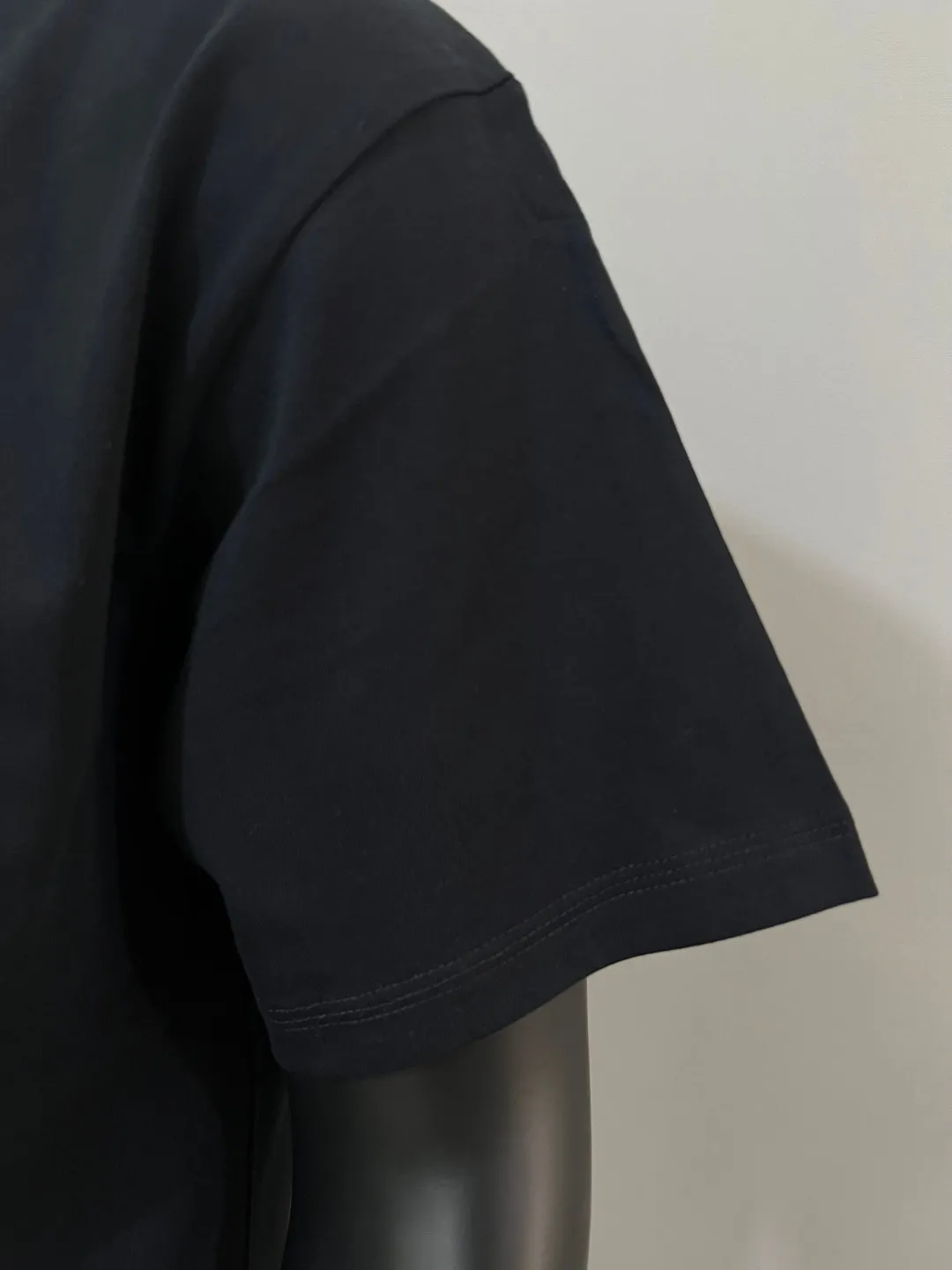 P140 MONCLER is new, 2025ss soft rubber printing, three-dimensional pattern, large Moncler logo, made of 240g double yarn 100% cotton fabric, imported woven thread, collar bone is not easy to deform, factory high temperature washing process, the fabric is soft and breathable, does not shrink, NCF washed mark identification, details are in place and the upper body is good-looking, European size version, loose and suitable, color: black, white, size XS-L