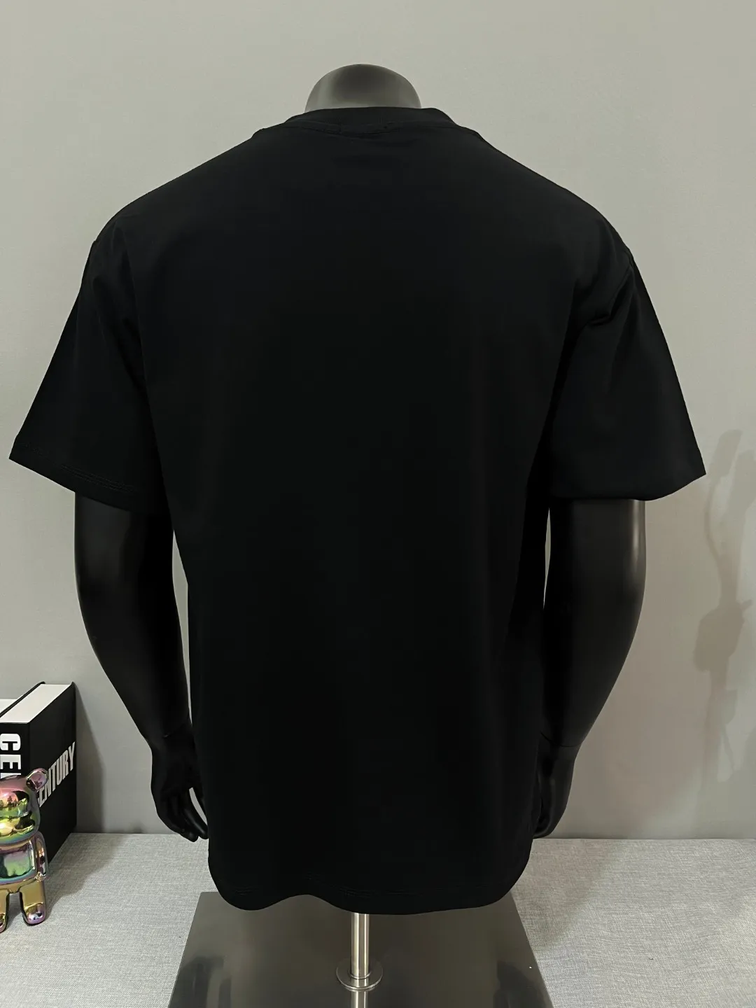 P140 MONCLER is new, 2025ss soft rubber printing, three-dimensional pattern, large Moncler logo, made of 240g double yarn 100% cotton fabric, imported woven thread, collar bone is not easy to deform, factory high temperature washing process, the fabric is soft and breathable, does not shrink, NCF washed mark identification, details are in place and the upper body is good-looking, European size version, loose and suitable, color: black, white, size XS-L