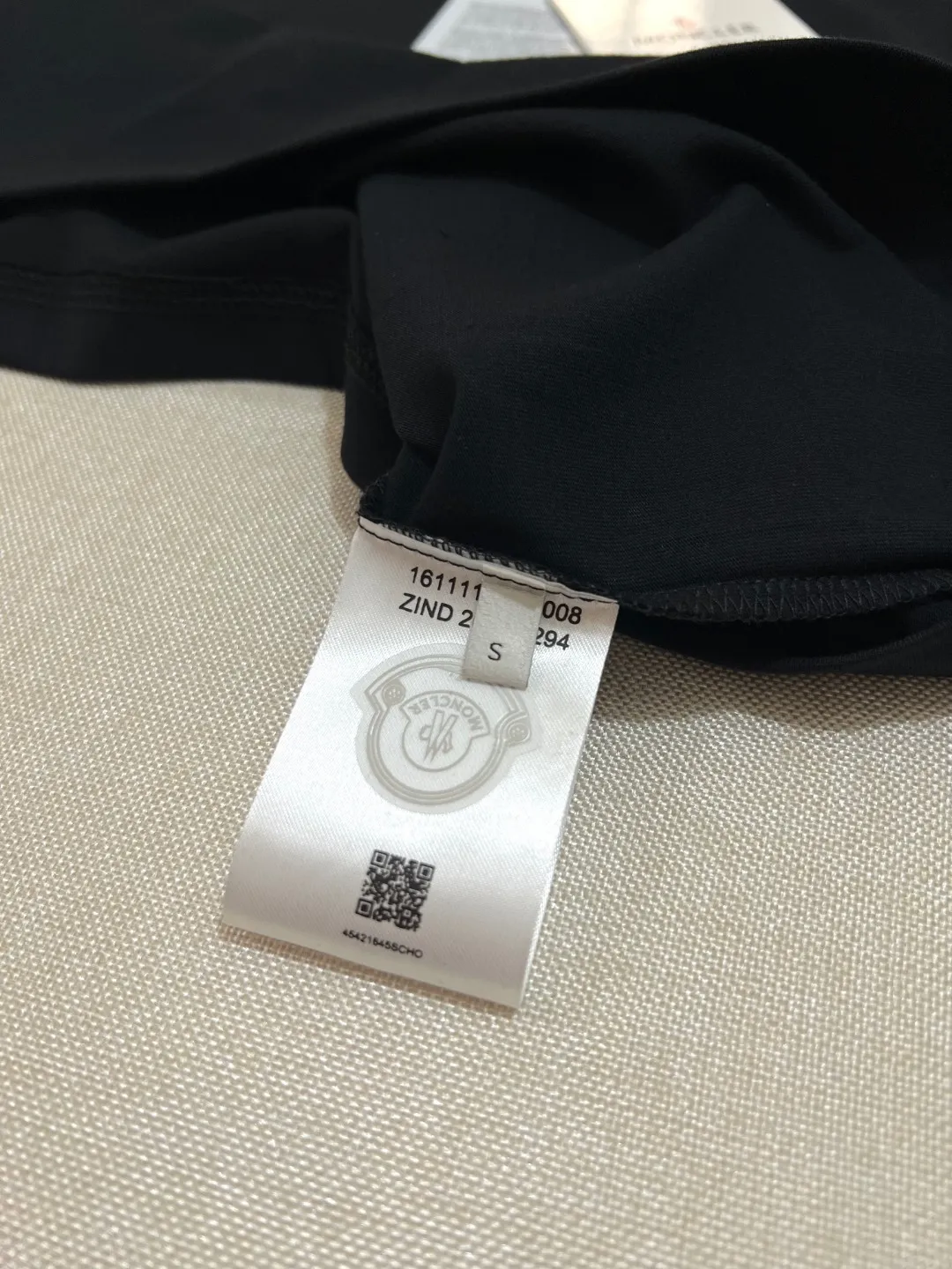 P140 MONCLER is new, 2025ss soft rubber printing, three-dimensional pattern, large Moncler logo, made of 240g double yarn 100% cotton fabric, imported woven thread, collar bone is not easy to deform, factory high temperature washing process, the fabric is soft and breathable, does not shrink, NCF washed mark identification, details are in place and the upper body is good-looking, European size version, loose and suitable, color: black, white, size XS-L