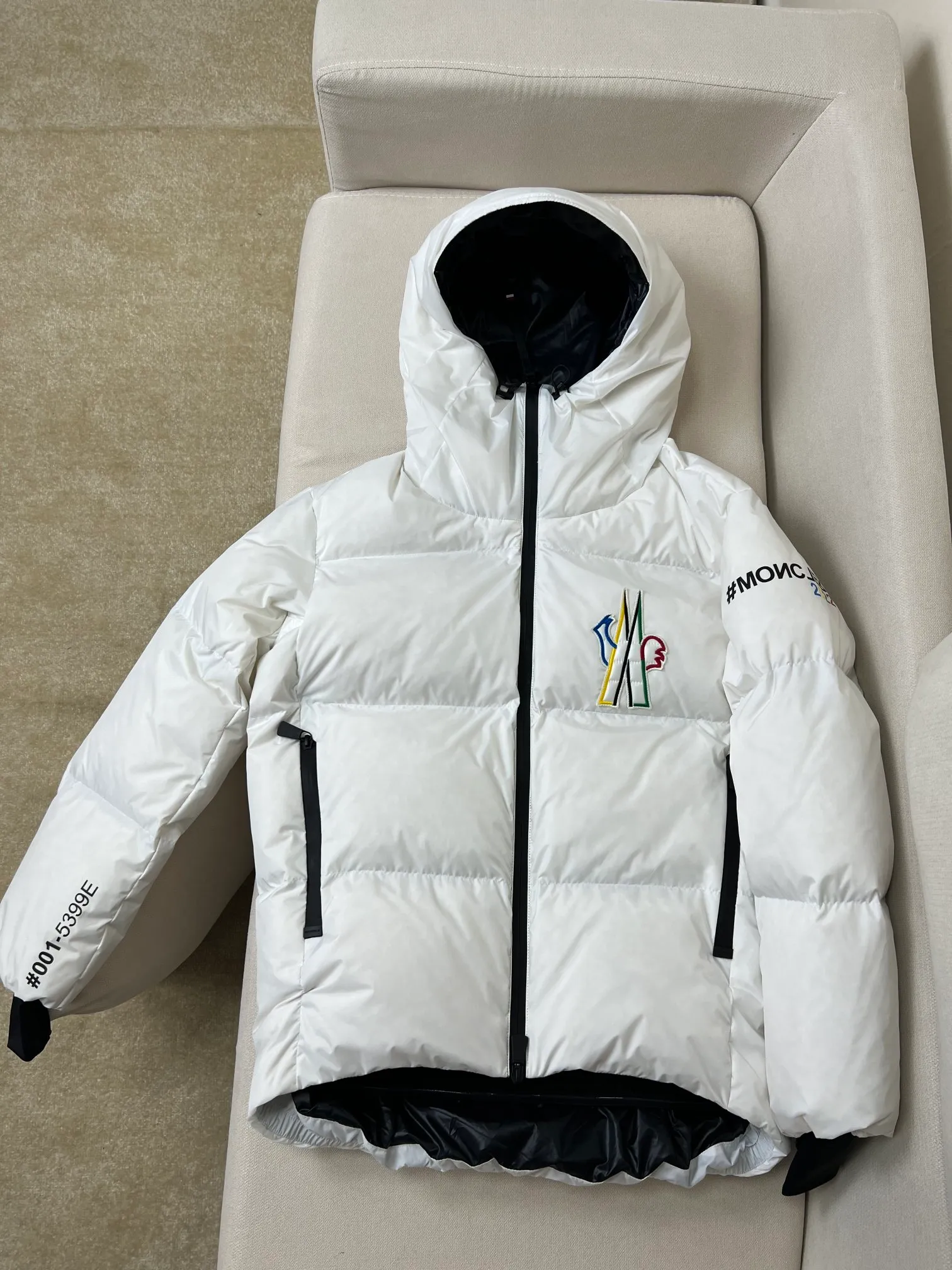 P1020 Meng Mouth Color Label Ski Wear is now available! ! ! 🔥 🔥 🔥 The latest 2022 Winter Olympics collaboration model! 🐮 Original customization at the counter👏 👏 👏 Moncler Grenoble's down jacket is designed to keep you warm and dry at high altitudes. Equipped with a drawstring hood and elastic cuffs, and decorated with multi-color branding, the seamless Mazod down jacket combines very modern aesthetics and functional elements, specially designed for mountain activities. Made from double layers of technical nylon and performance membrane, this unisex down jacket features water-resistant zippers, cuffs and an adjustable hooded hood. Can better withstand bad weather.