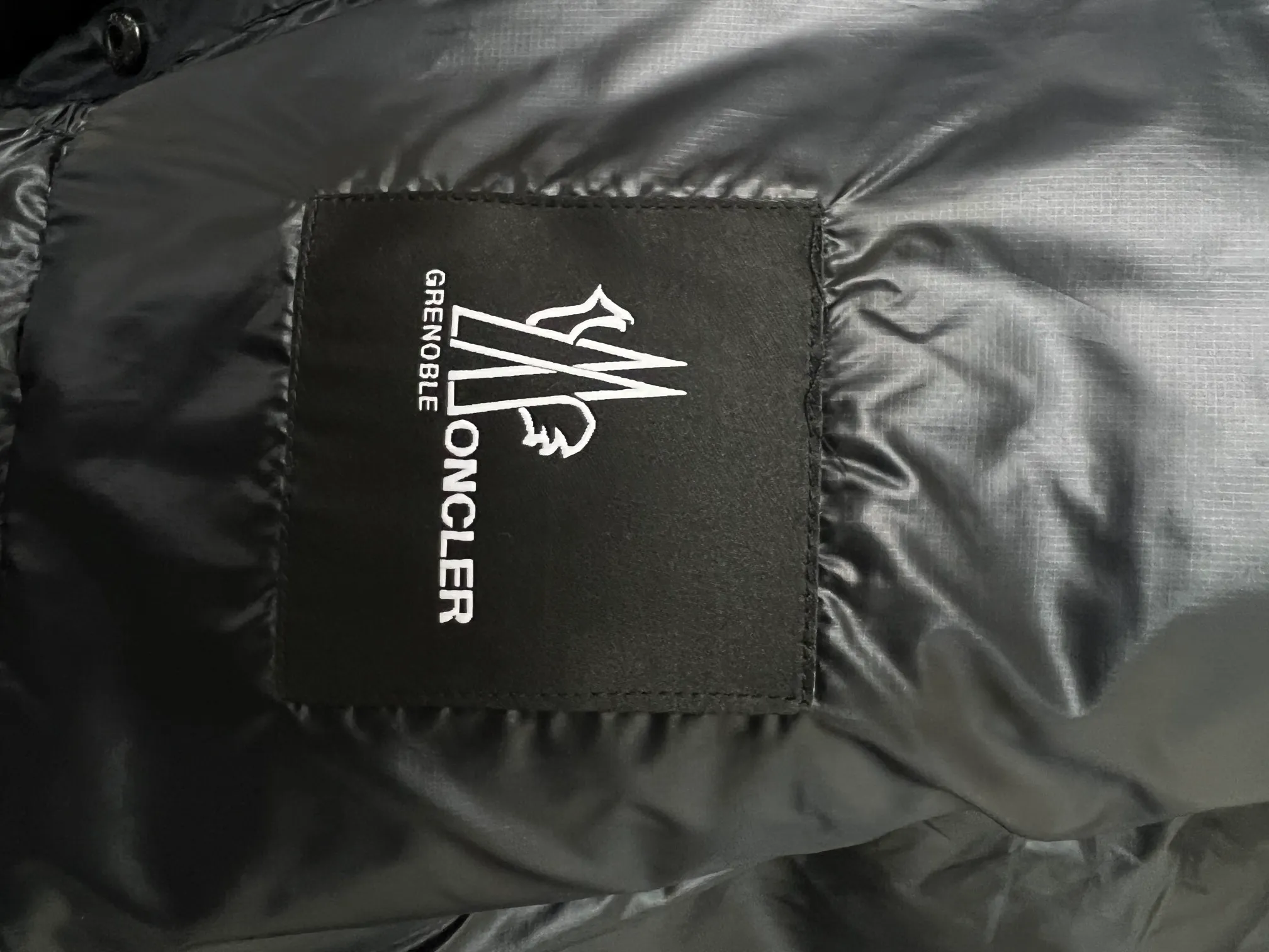 P1020 Meng Mouth Color Label Ski Wear is now available! ! ! 🔥 🔥 🔥 The latest 2022 Winter Olympics collaboration model! 🐮 Original customization at the counter👏 👏 👏 Moncler Grenoble's down jacket is designed to keep you warm and dry at high altitudes. Equipped with a drawstring hood and elastic cuffs, and decorated with multi-color branding, the seamless Mazod down jacket combines very modern aesthetics and functional elements, specially designed for mountain activities. Made from double layers of technical nylon and performance membrane, this unisex down jacket features water-resistant zippers, cuffs and an adjustable hooded hood. Can better withstand bad weather.