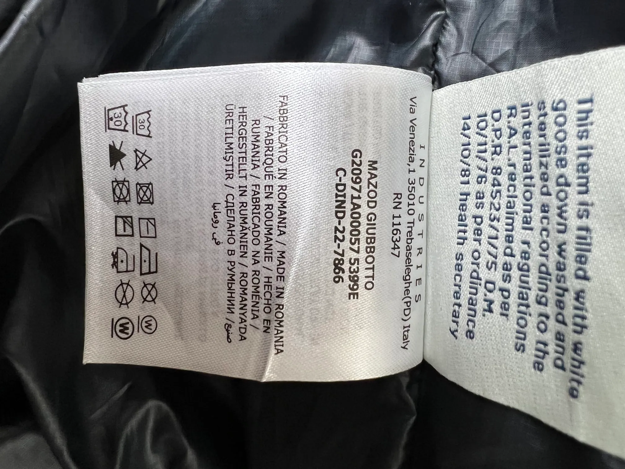 P1020 Meng Mouth Color Label Ski Wear is now available! ! ! 🔥 🔥 🔥 The latest 2022 Winter Olympics collaboration model! 🐮 Original customization at the counter👏 👏 👏 Moncler Grenoble's down jacket is designed to keep you warm and dry at high altitudes. Equipped with a drawstring hood and elastic cuffs, and decorated with multi-color branding, the seamless Mazod down jacket combines very modern aesthetics and functional elements, specially designed for mountain activities. Made from double layers of technical nylon and performance membrane, this unisex down jacket features water-resistant zippers, cuffs and an adjustable hooded hood. Can better withstand bad weather.