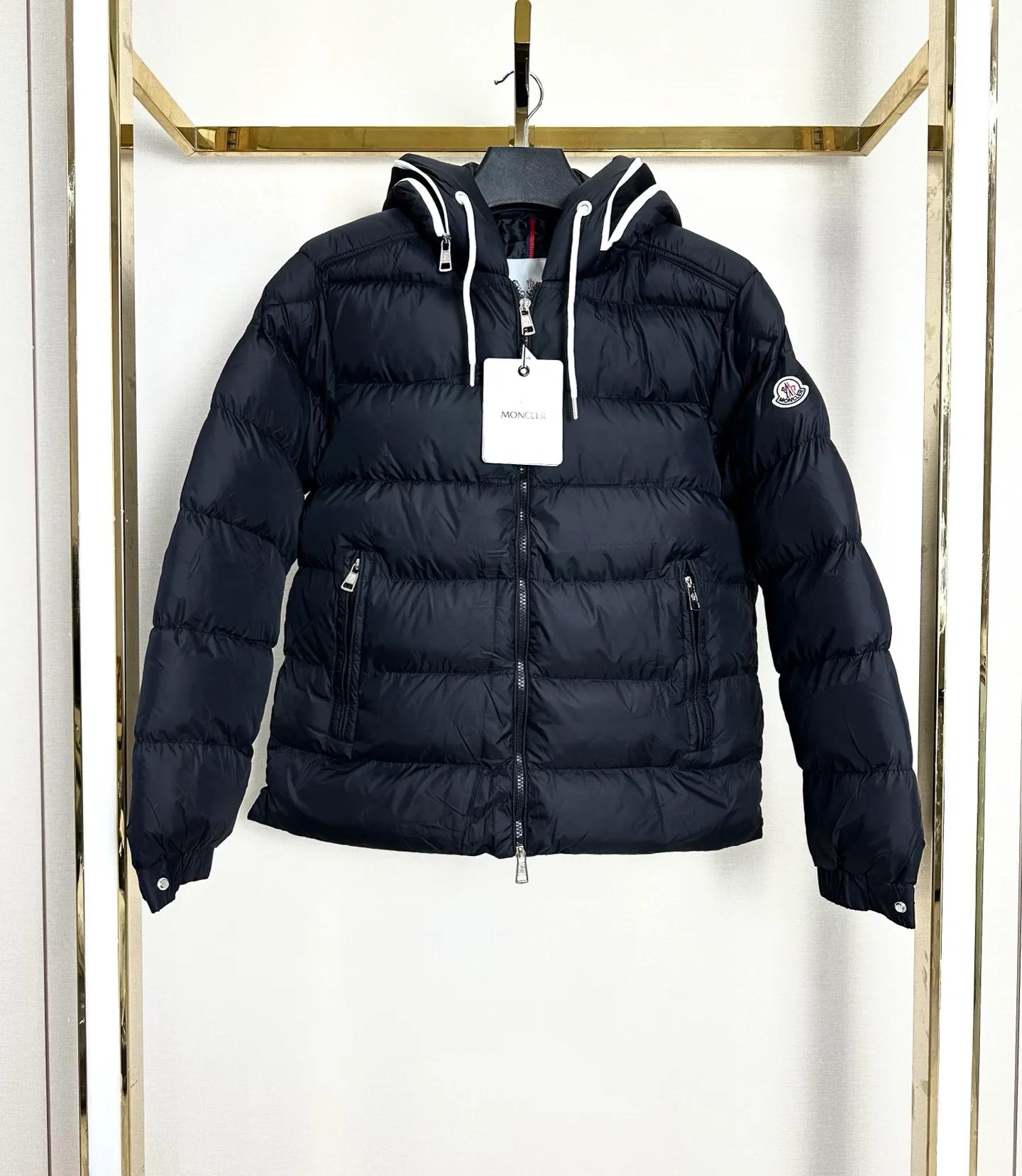 P400 Moncler/Muzzle Customized embroidered hooded zippered down cotton jacket. The past popular designs made the clothes very rigid, not soft, and had no style when worn on the body. 25-year new model, newly renovated. The hood is embroidered with large letters. Very embroidered. Produced by the original factory. Try to restore the original bulk goods as much as possible. The most important thing about cotton jackets is warmth. It is very likely to have the same warmth retention properties as down. I have a genuine platform for Mongolian products that has been exported to Russia and Germany for many years. It can truly restore the original product one to one. We have extremely high requirements for auxiliary materials. We use gallbladder imported from the United States, and the price is even close to the price of fabrics. High-density, ultra-soft and diamond-proof cotton. Clothes are handmade, and the skills of workers are very important. The workers are all selected and have been engaged for many years. The public price is 1.5 times that of ordinary workers. Of course, the clothes produced are simply incomparable to small workshops outside. Color: Black White Navy Size: M-2XL