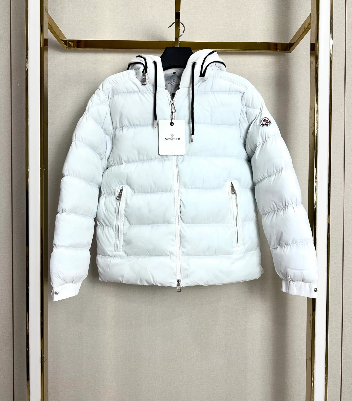 P400 Moncler/Muzzle Customized embroidered hooded zippered down cotton jacket. The past popular designs made the clothes very rigid, not soft, and had no style when worn on the body. 25-year new model, newly renovated. The hood is embroidered with large letters. Very embroidered. Produced by the original factory. Try to restore the original bulk goods as much as possible. The most important thing about cotton jackets is warmth. It is very likely to have the same warmth retention properties as down. I have a genuine platform for Mongolian products that has been exported to Russia and Germany for many years. It can truly restore the original product one to one. We have extremely high requirements for auxiliary materials. We use gallbladder imported from the United States, and the price is even close to the price of fabrics. High-density, ultra-soft and diamond-proof cotton. Clothes are handmade, and the skills of workers are very important. The workers are all selected and have been engaged for many years. The public price is 1.5 times that of ordinary workers. Of course, the clothes produced are simply incomparable to small workshops outside. Color: Black White Navy Size: M-2XL